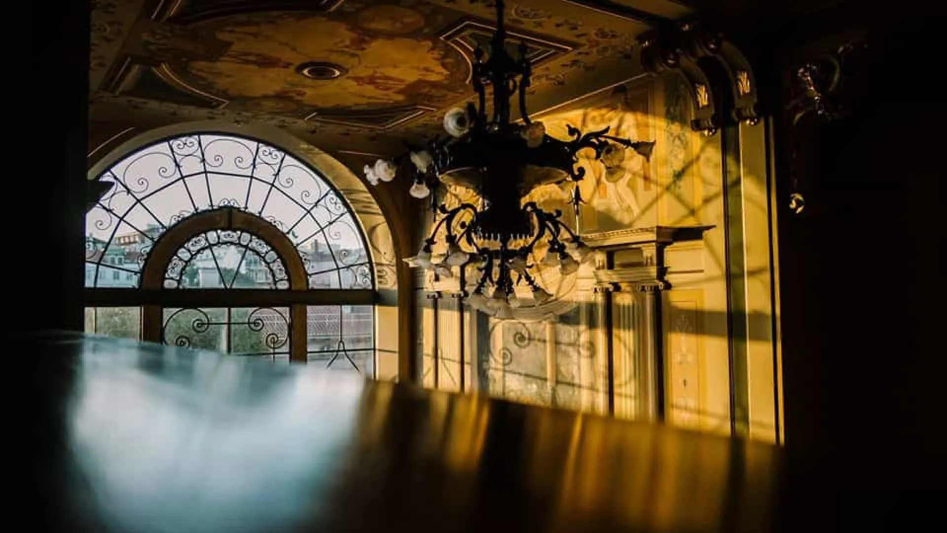 
                    Peça de Vera Mantero desce a espiritualidade do céu ao chão com humor
                