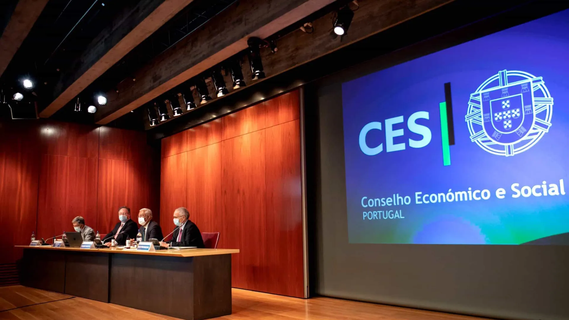 
                    CES aponta falta de transparência e suborçamentação crónica do SNS
                