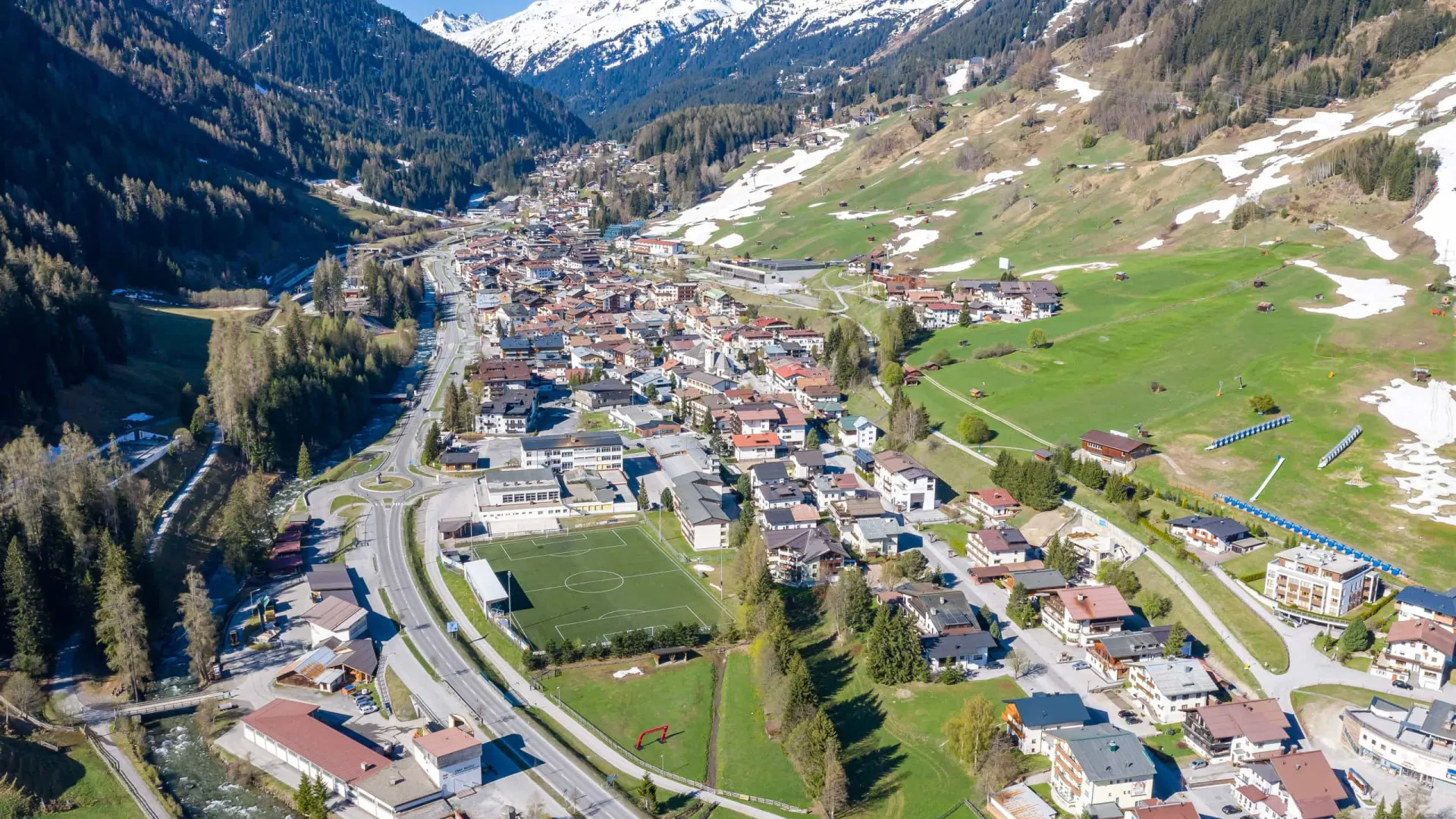 
                    Dois homens morreram soterrados em avalancha numa estação de esqui na Áustria
                