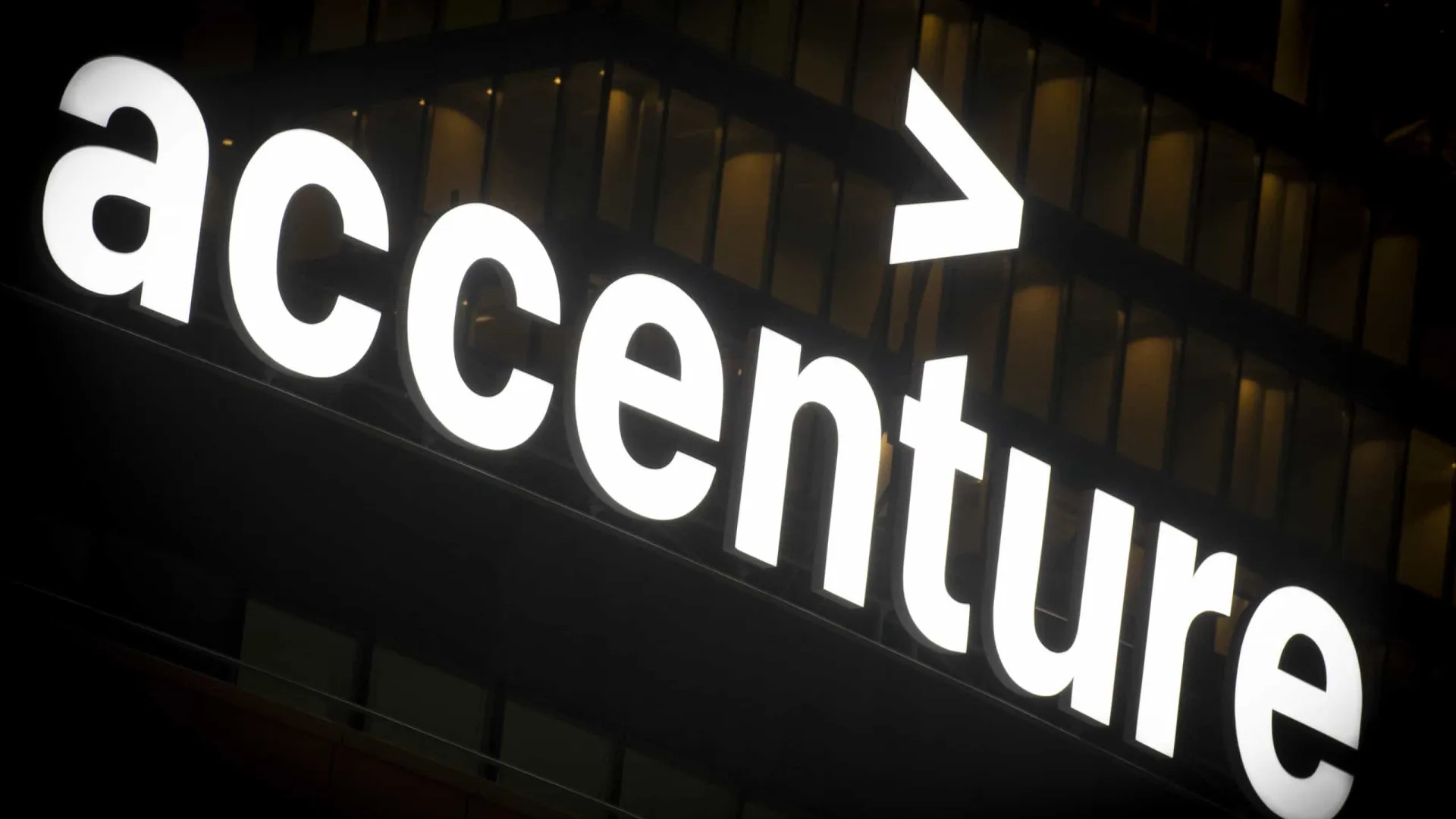 
                    Accenture acusada de 