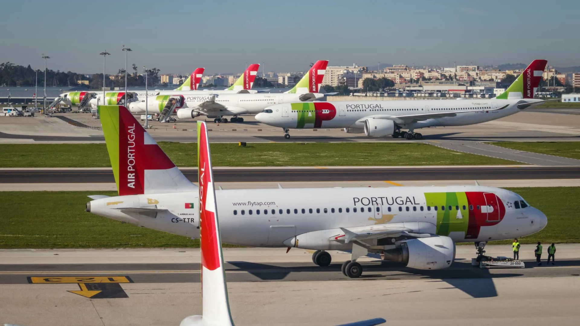 
                    TAP lucra no 2.º trimestre, não evita prejuízos de 70,7 milhões até junho
                