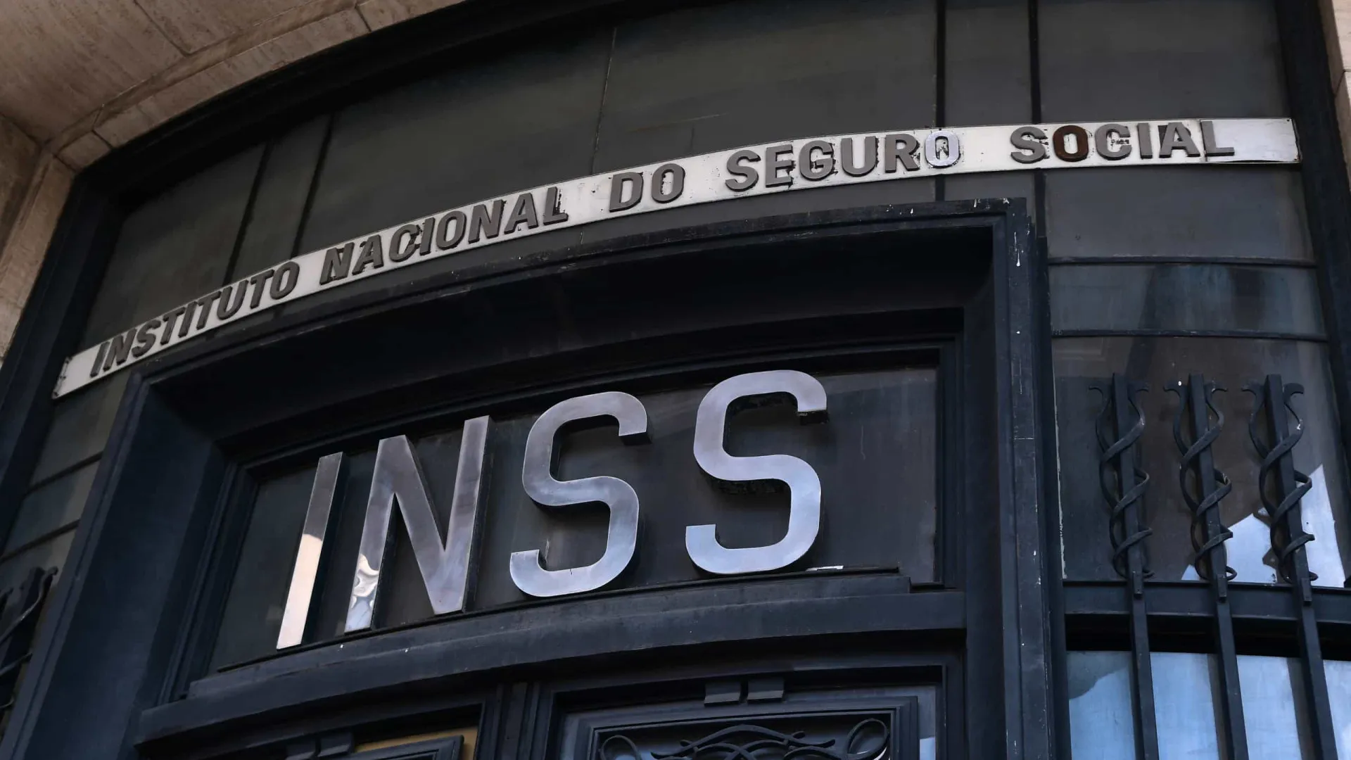 Justiça libera R$ 1,76 bi para pagar aposentados do INSS; veja quem recebe