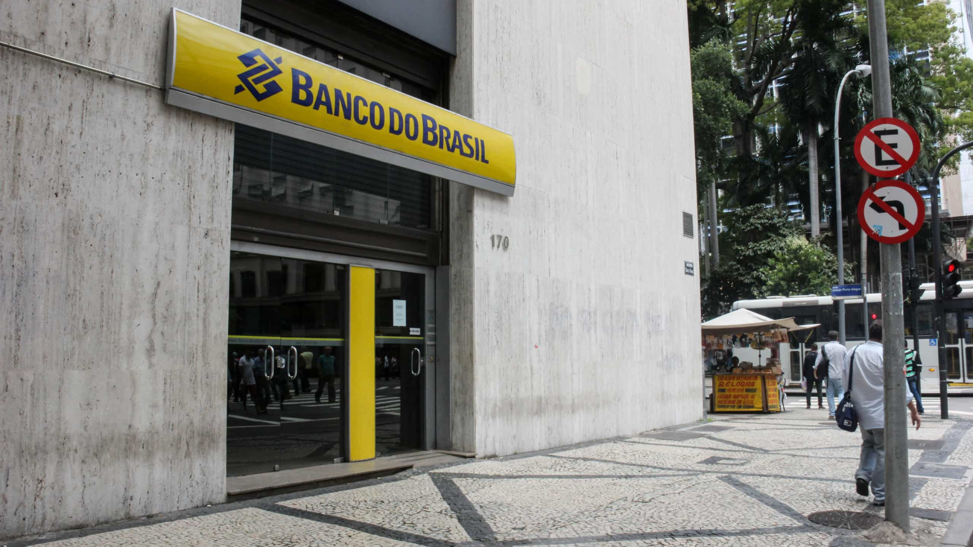 Polícia prende suspeito de facilitar ataque milionário a PIX no Brasil