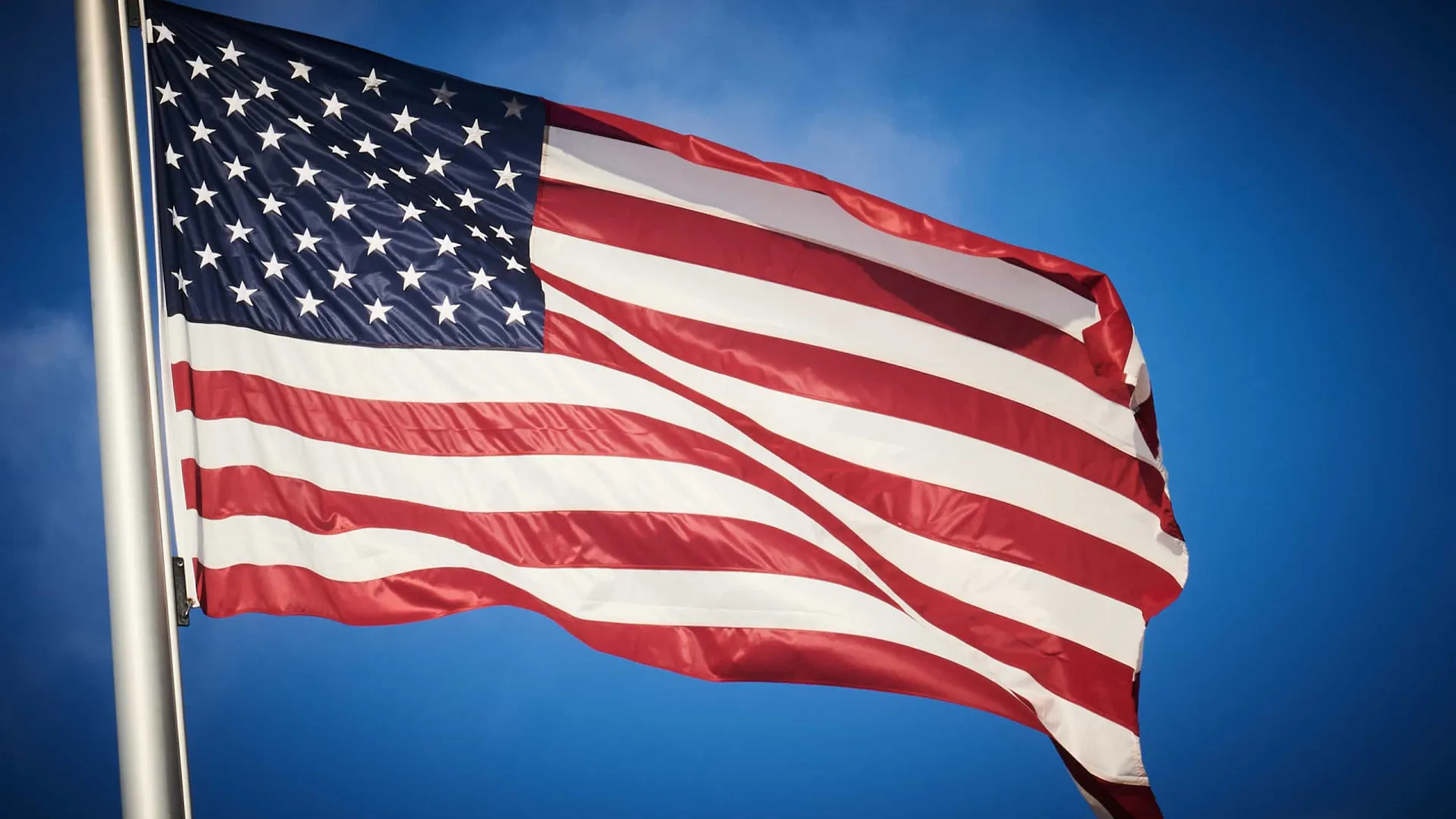 
                    Funcionária de escola fugida há 3 semanas após abusar de aluno de 13 anos
                