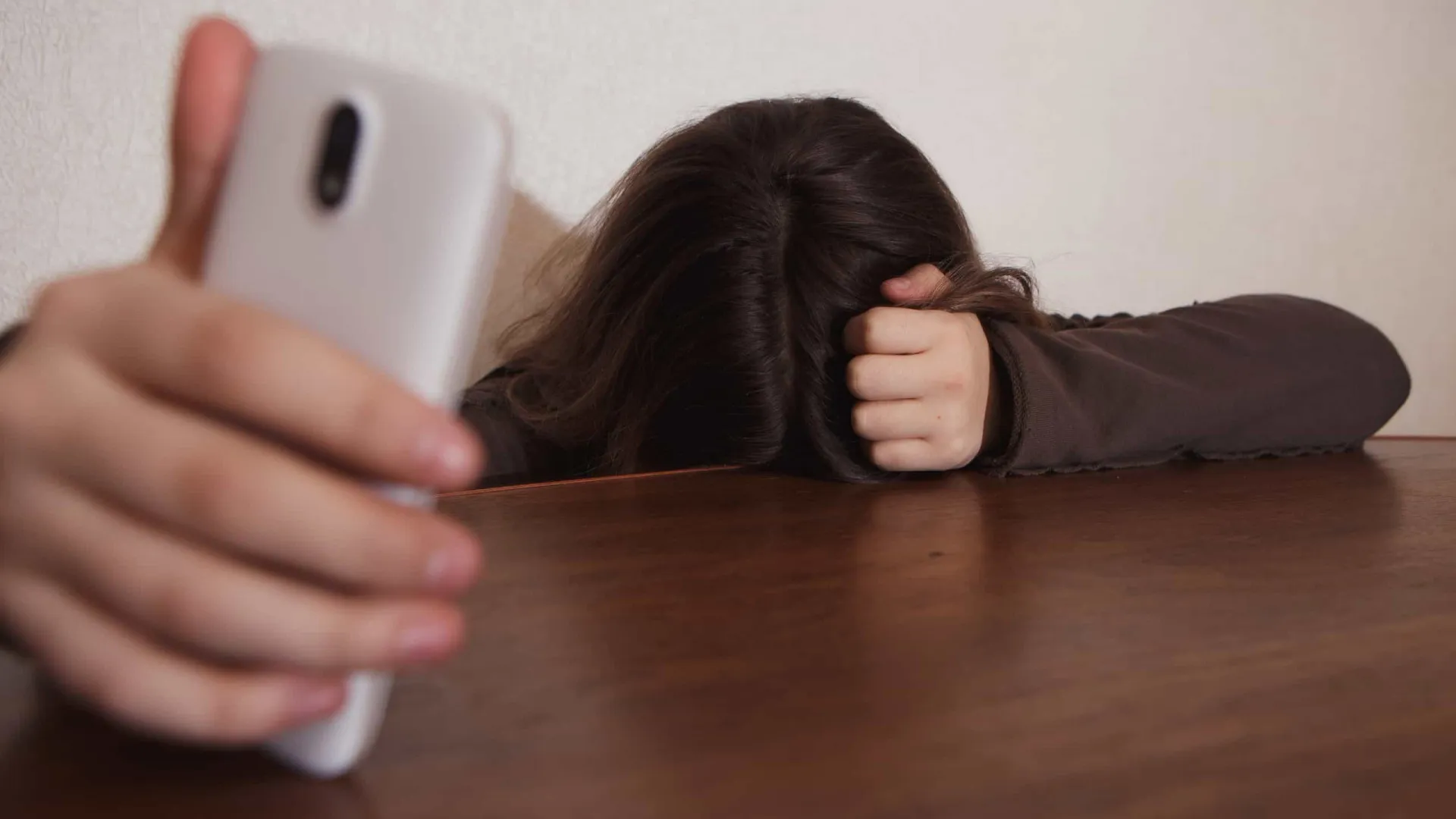 
                    Jovem expulsa após agredir colega que partilhou fotos nuas geradas por IA
                