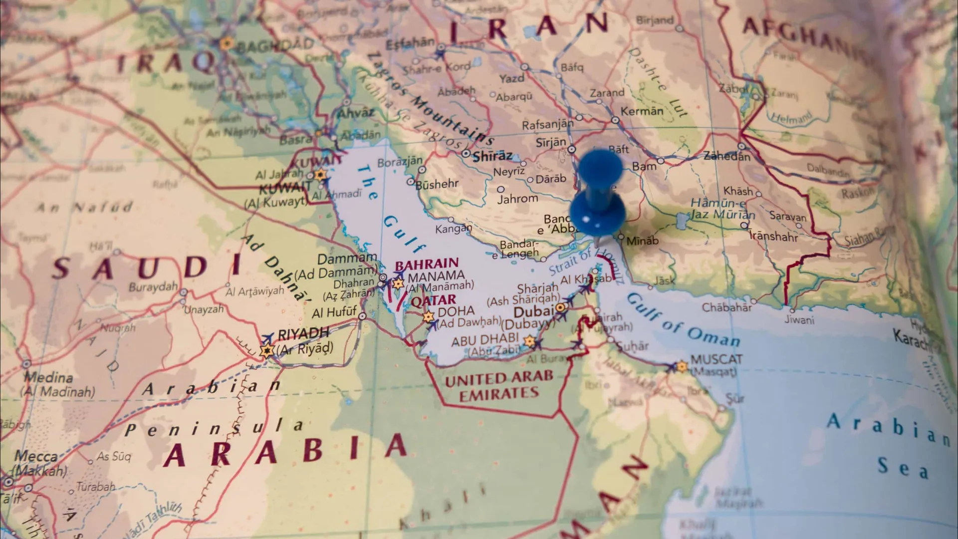 
                    Cosco reorganiza rotas no Golfo Pérsico e procura águas seguras
                