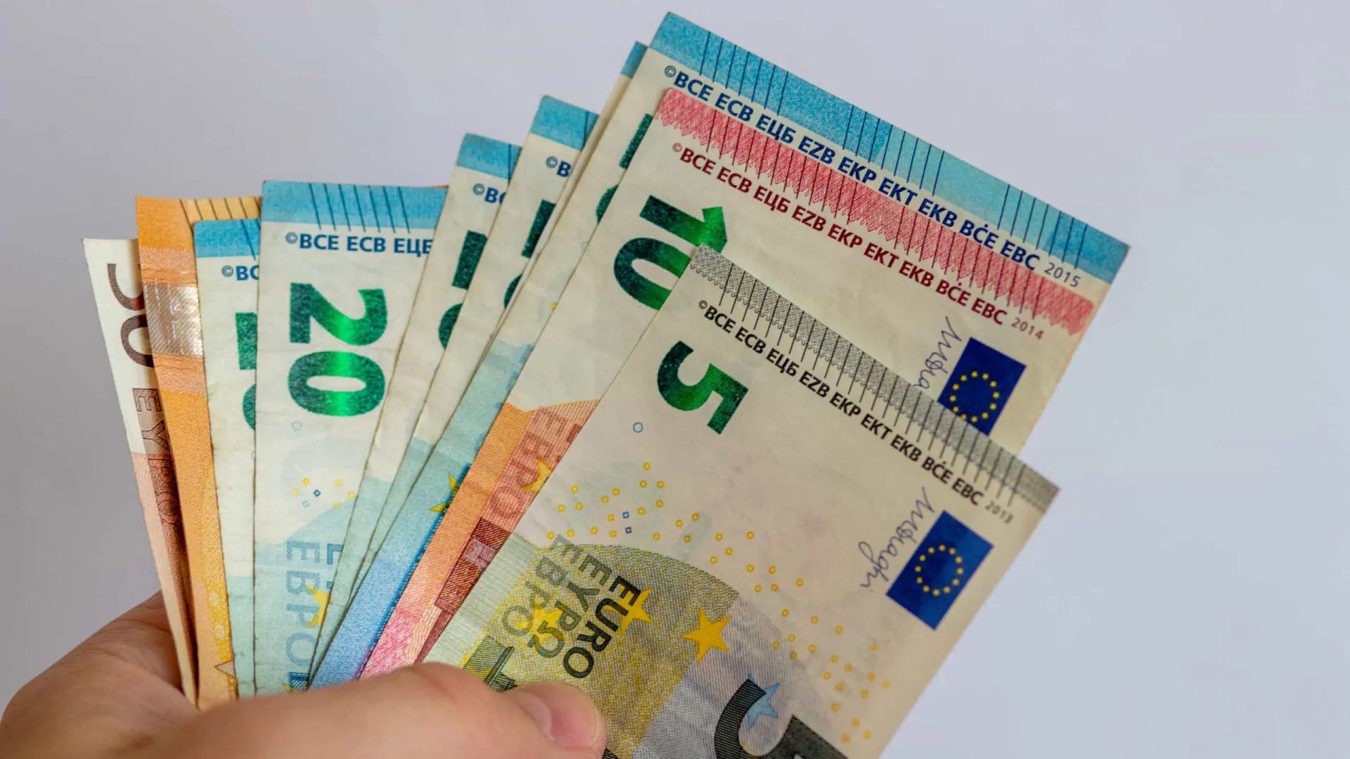 Euro interrompe ciclo de quedas e volta hoje a subir