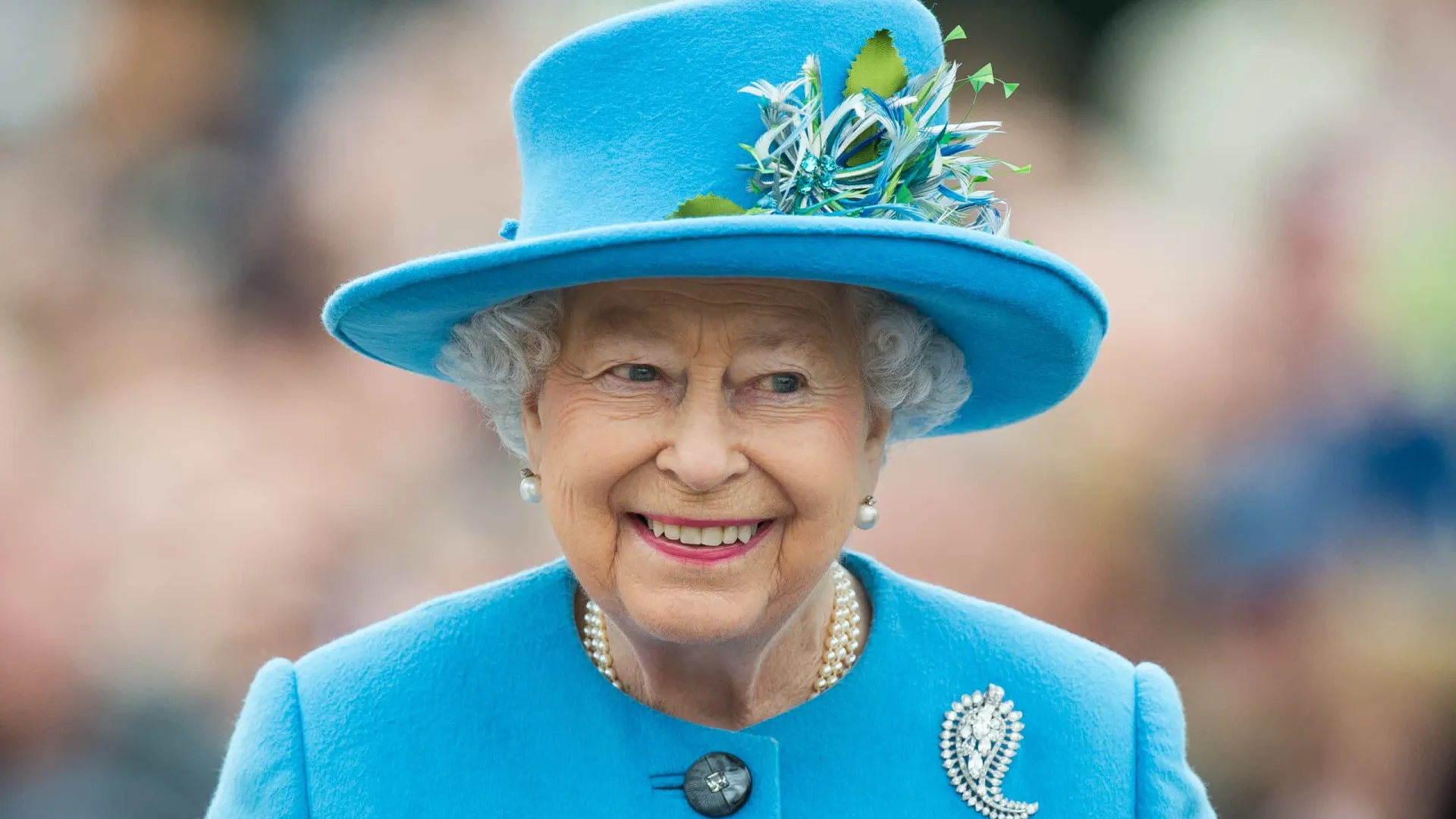 Rainha mostra como são encantadores os jardins do palácio de Buckingham