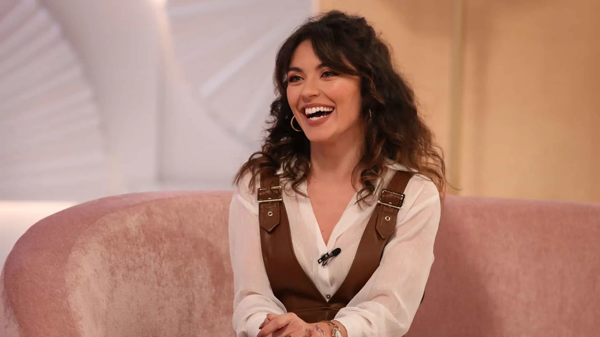 Novo penteado! Sara Barradas surge com o cabelo repleto de tranças