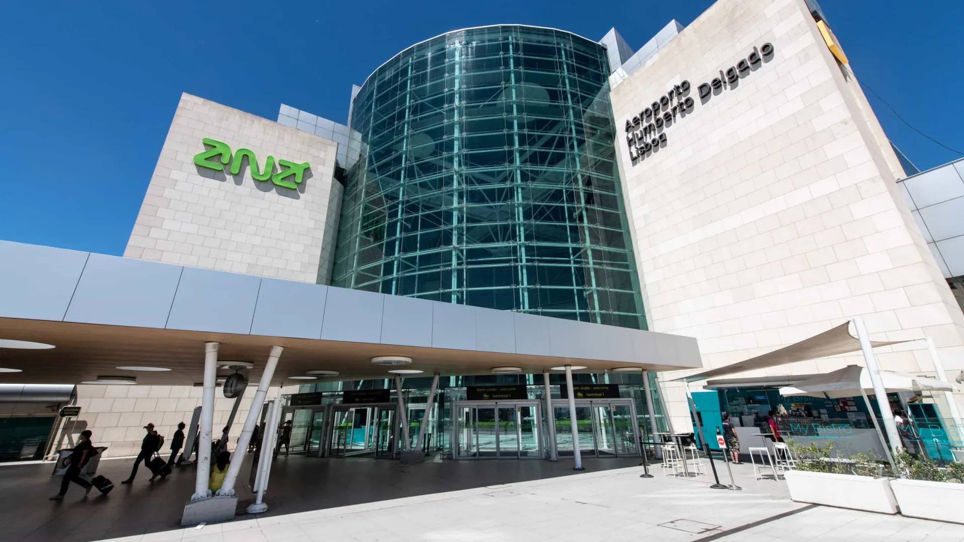 
                    Governo diz que filas e tempo de espera no aeroporto de Lisboa diminuíram
                