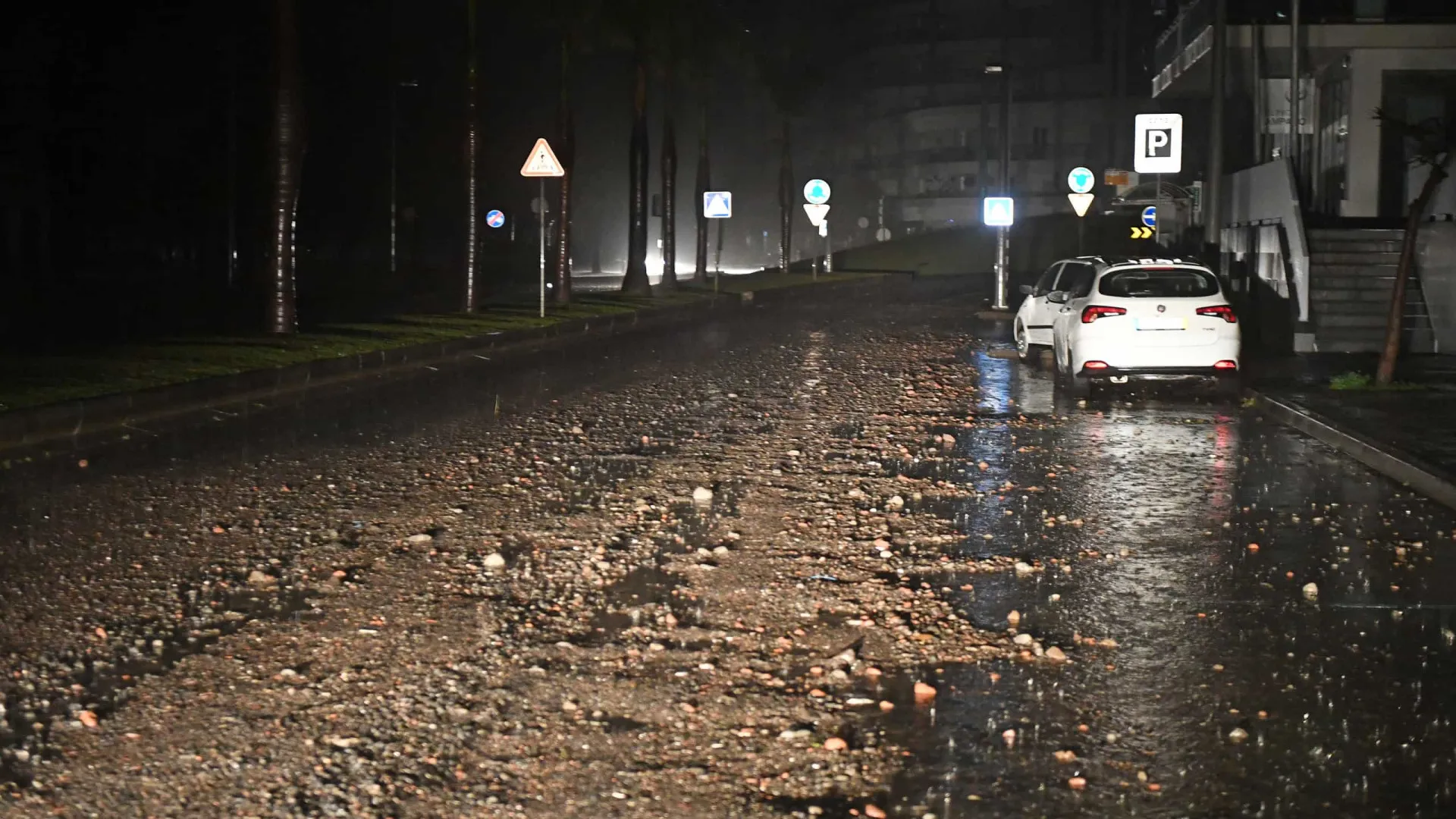 
                    Um realojado e 349 ocorrências no balanço da depressão Emília na Madeira
                