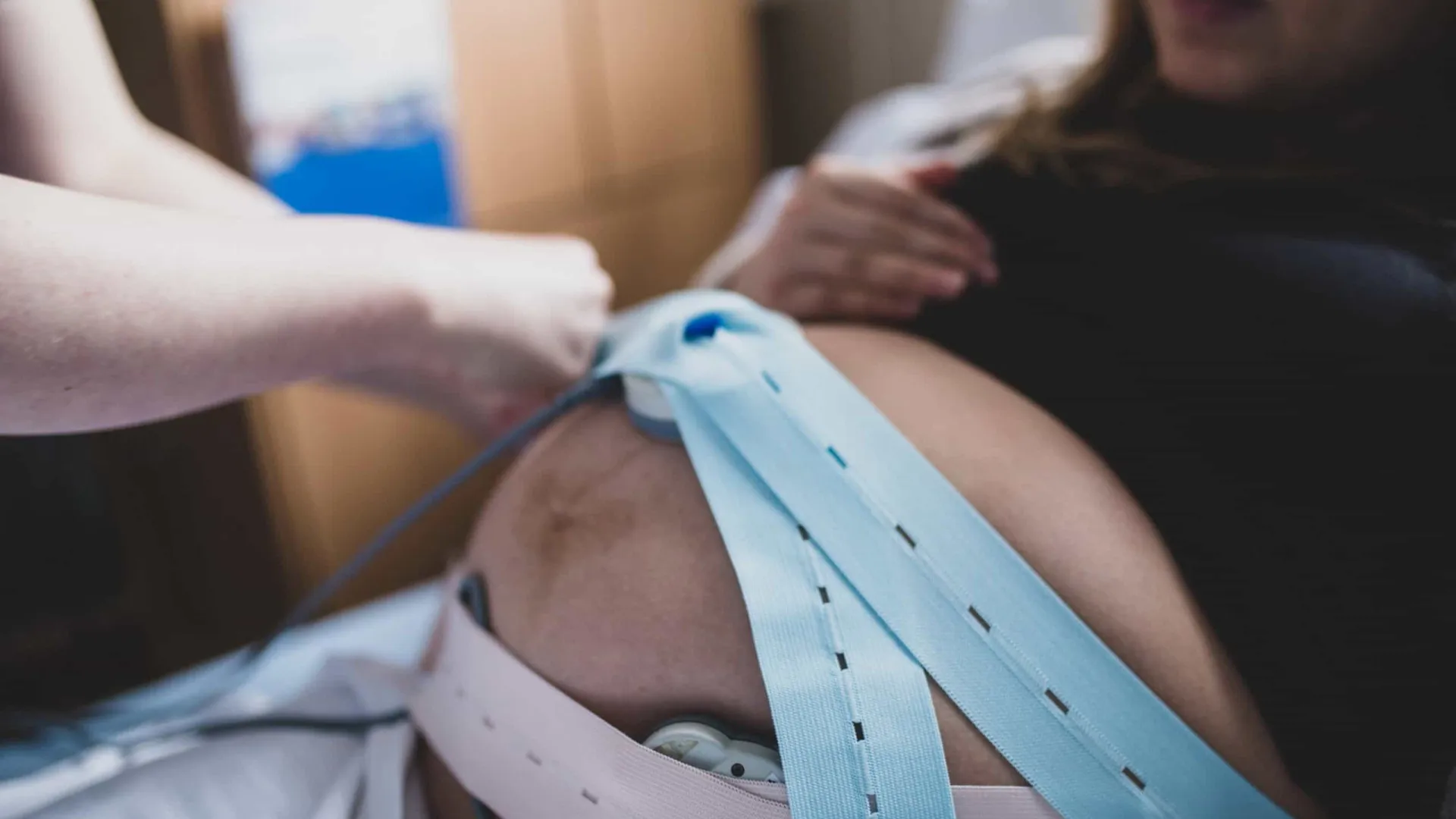 
                    Vai ao hospital com dores no estômago e dá à luz. Pensava ser infértil
                