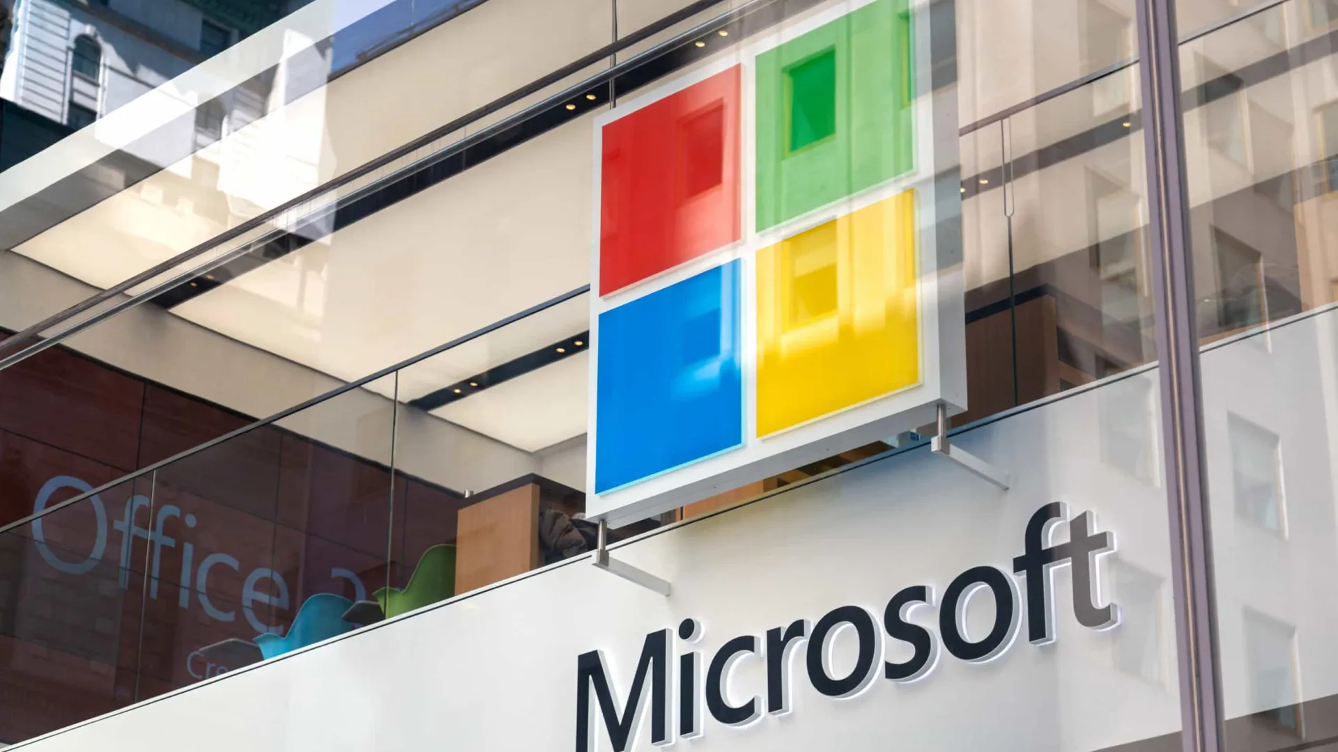 
                    Microsoft apresenta lucros em alta de 12% para 27,7 mil milhões
                