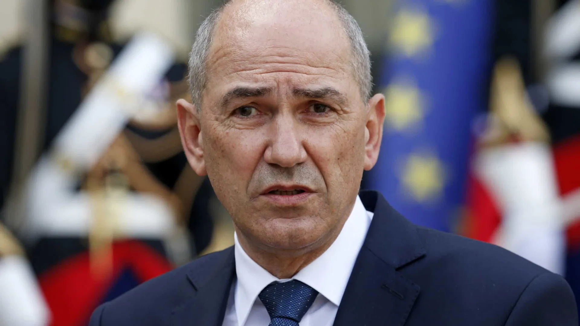 
                    Vídeos clandestinos abalam campanha na Eslovénia: 