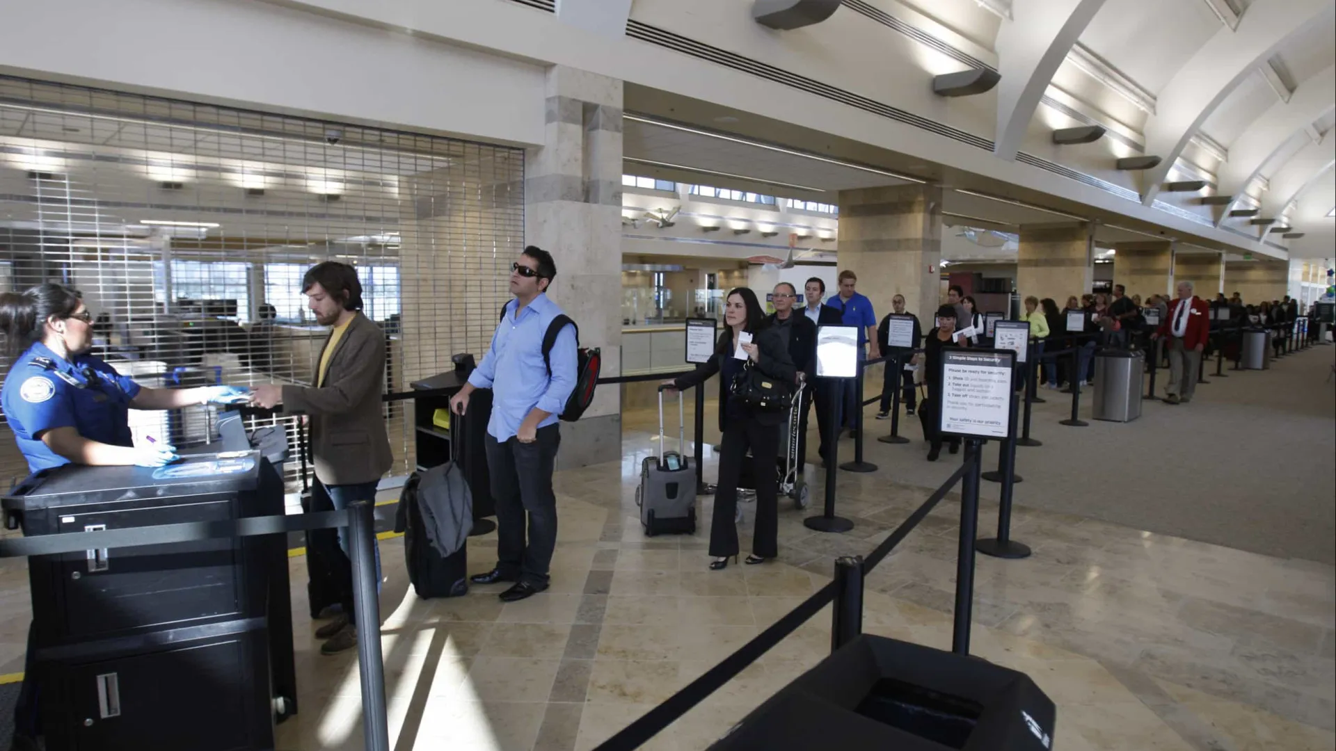 
                    Menos portugueses emigraram em 2024 com descida maior para o Reino Unido
                