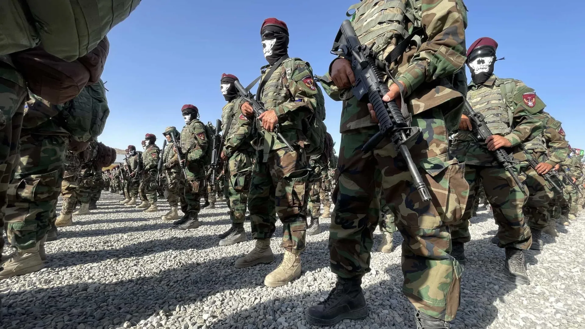 
                    Exército afegão ataca Paquistão em resposta aos recentes atentados
                