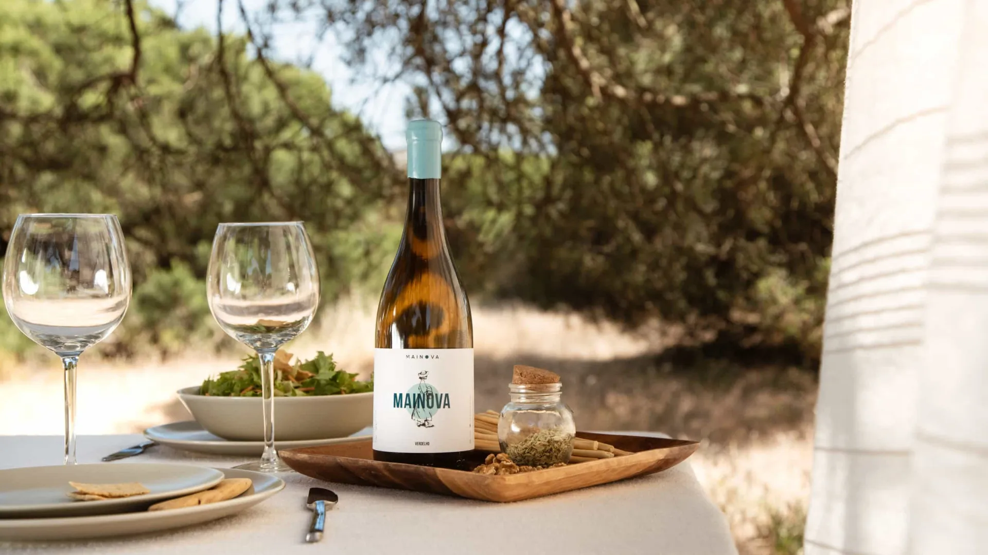 Mainova lança dois vinhos brancos vegan para experimentar neste verão