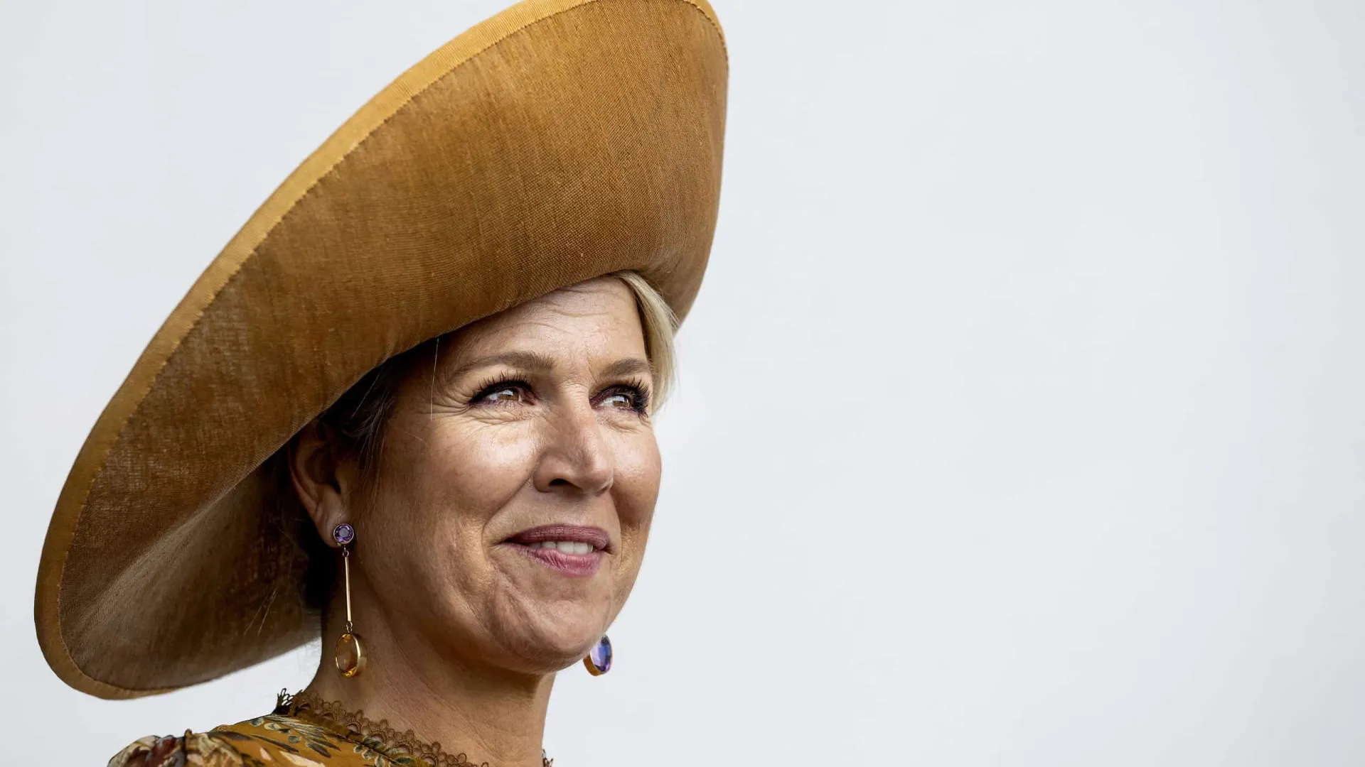 Mais um visual incrível e cheio de pormenores de Maxima da Holanda
