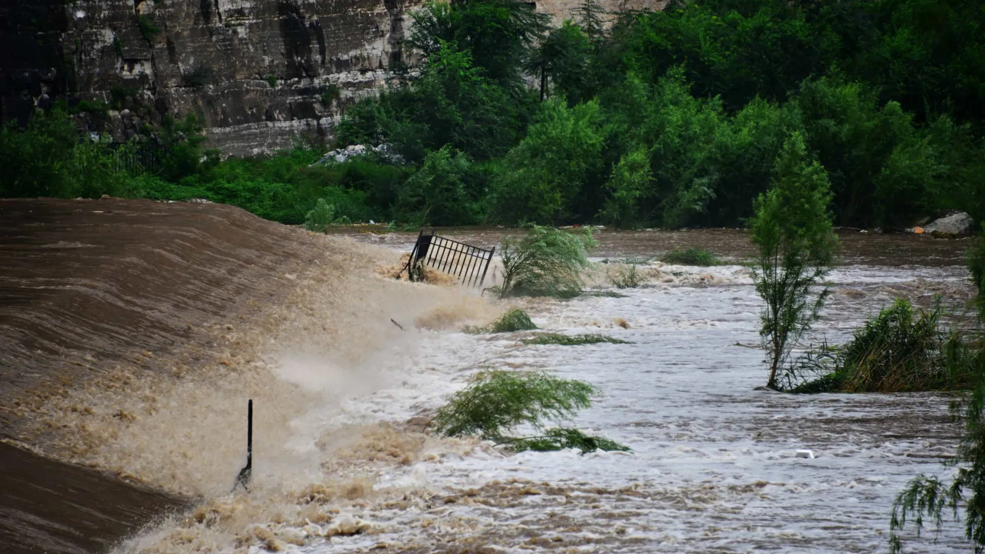 
                    Autarca de Azambuja preocupado com descargas previstas de barragens
                