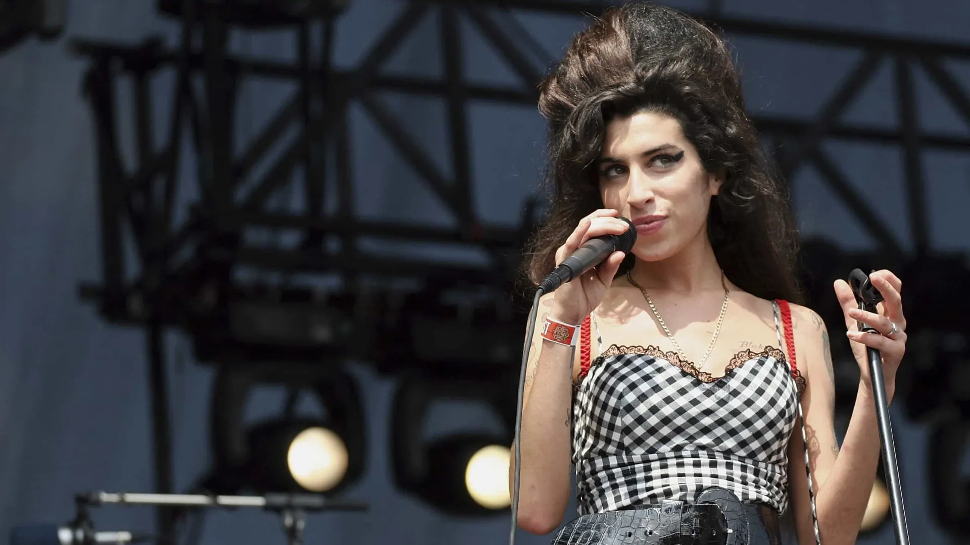 Amy Winehouse, um ícone de estilo ímpar em palco e nas 'red carpet'