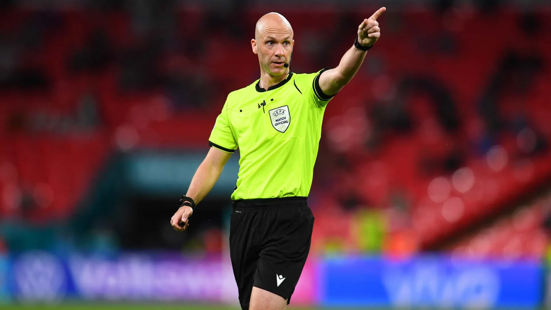 Árbitro inglês de má memória nomeado para o FC Porto-Estugarda