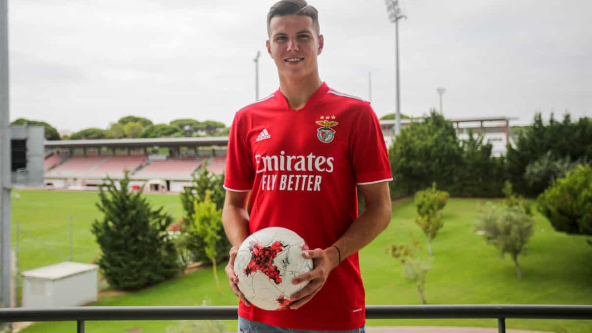 Oficial: Benfica renova contrato com jovem esloveno de 18 anos