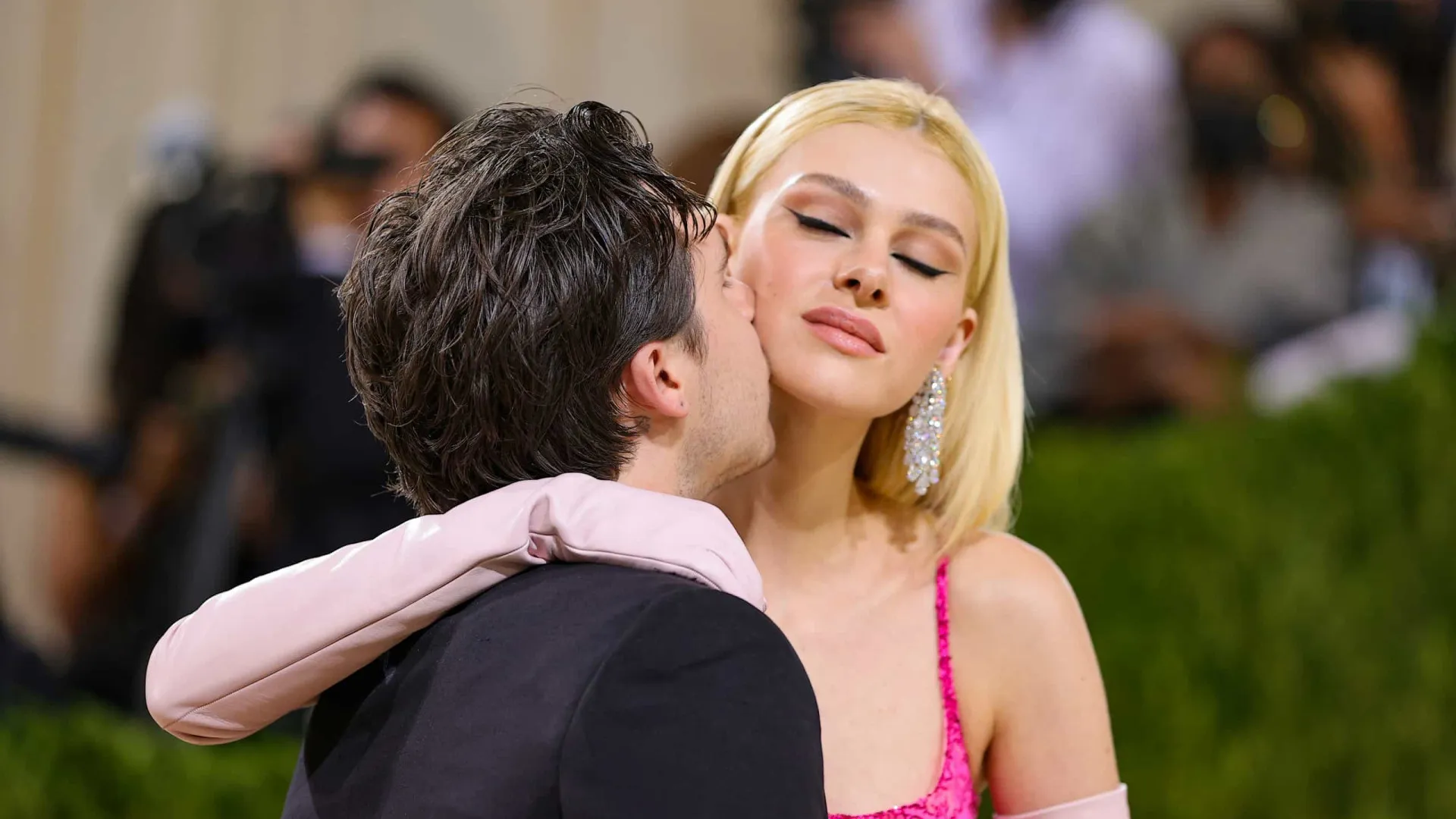 Met Gala. Brooklyn Beckham e Nicola Peltz espalham paixão na red carpet