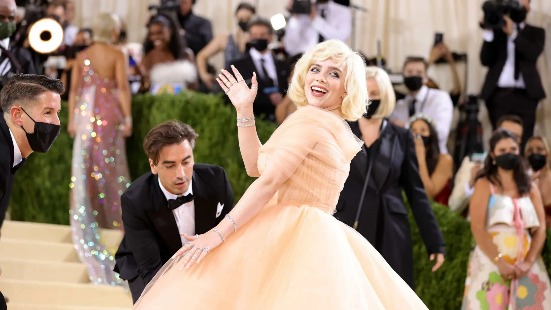 Marilyn Monroe ou Cinderela? Billie Eilish surge irreconhecível