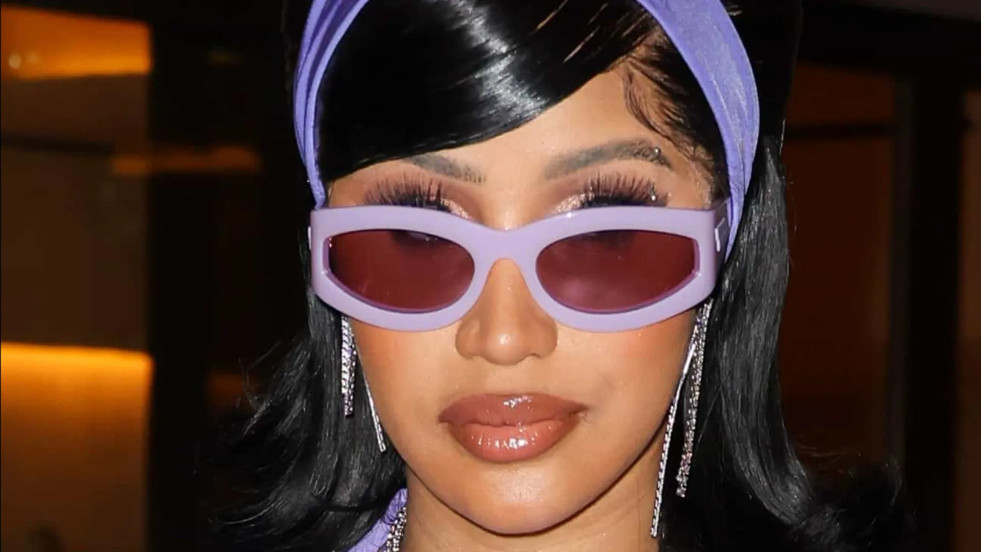 Cardi B veste macacão igual ao de Hailey Bieber