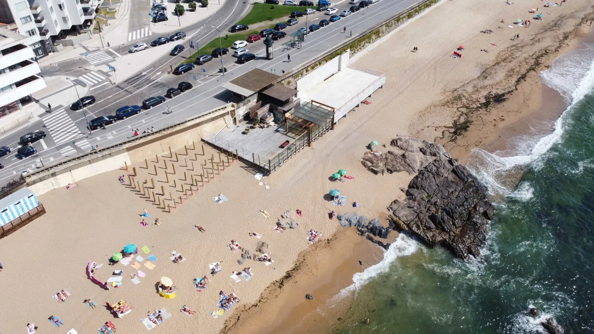 
                    Estrutura na Praia do Ourigo no Porto removida até ao verão
                