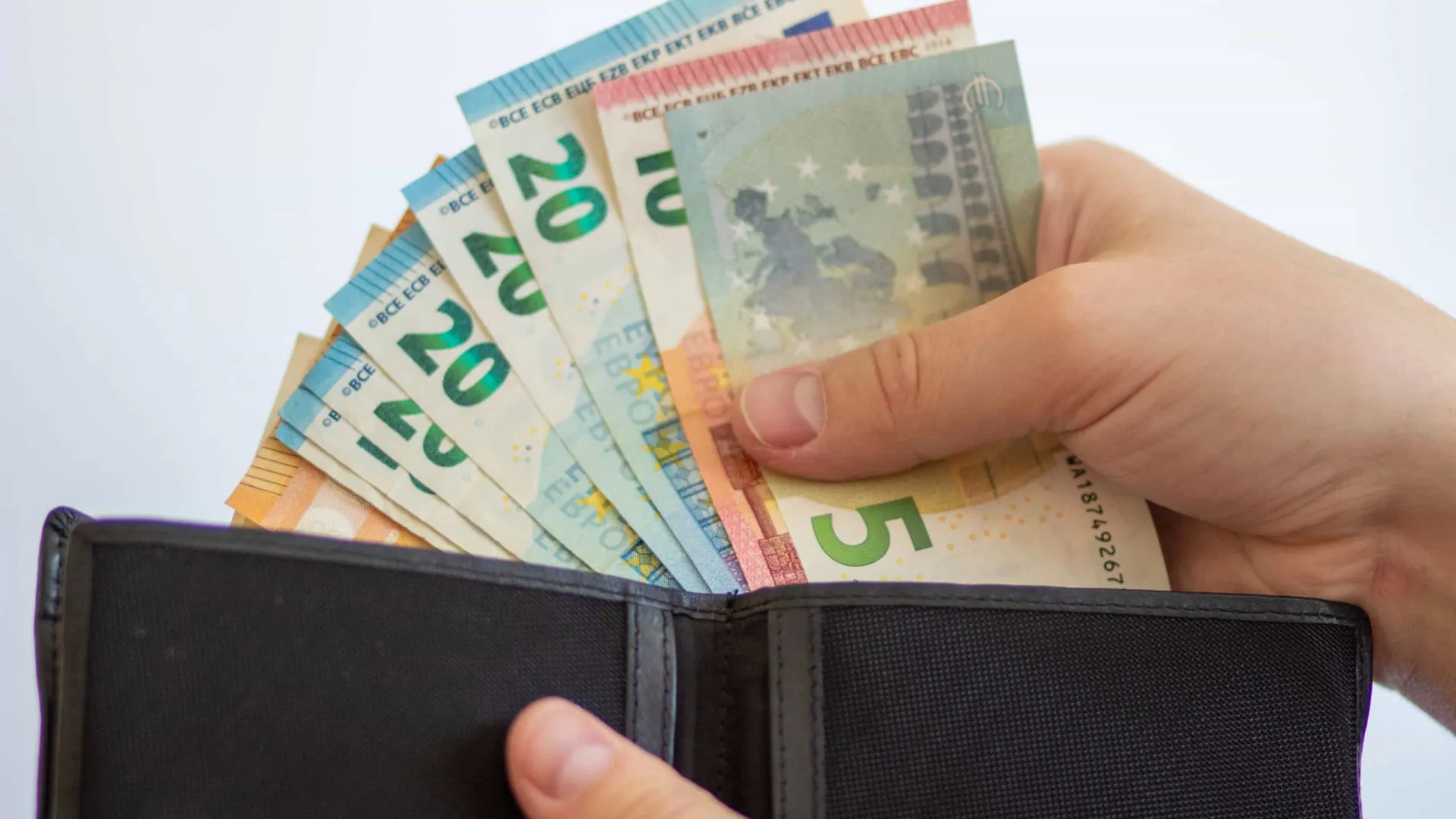 
                    Do IRS à isenção de portagens: 8 mudanças para 2026 que mexem na carteira
                