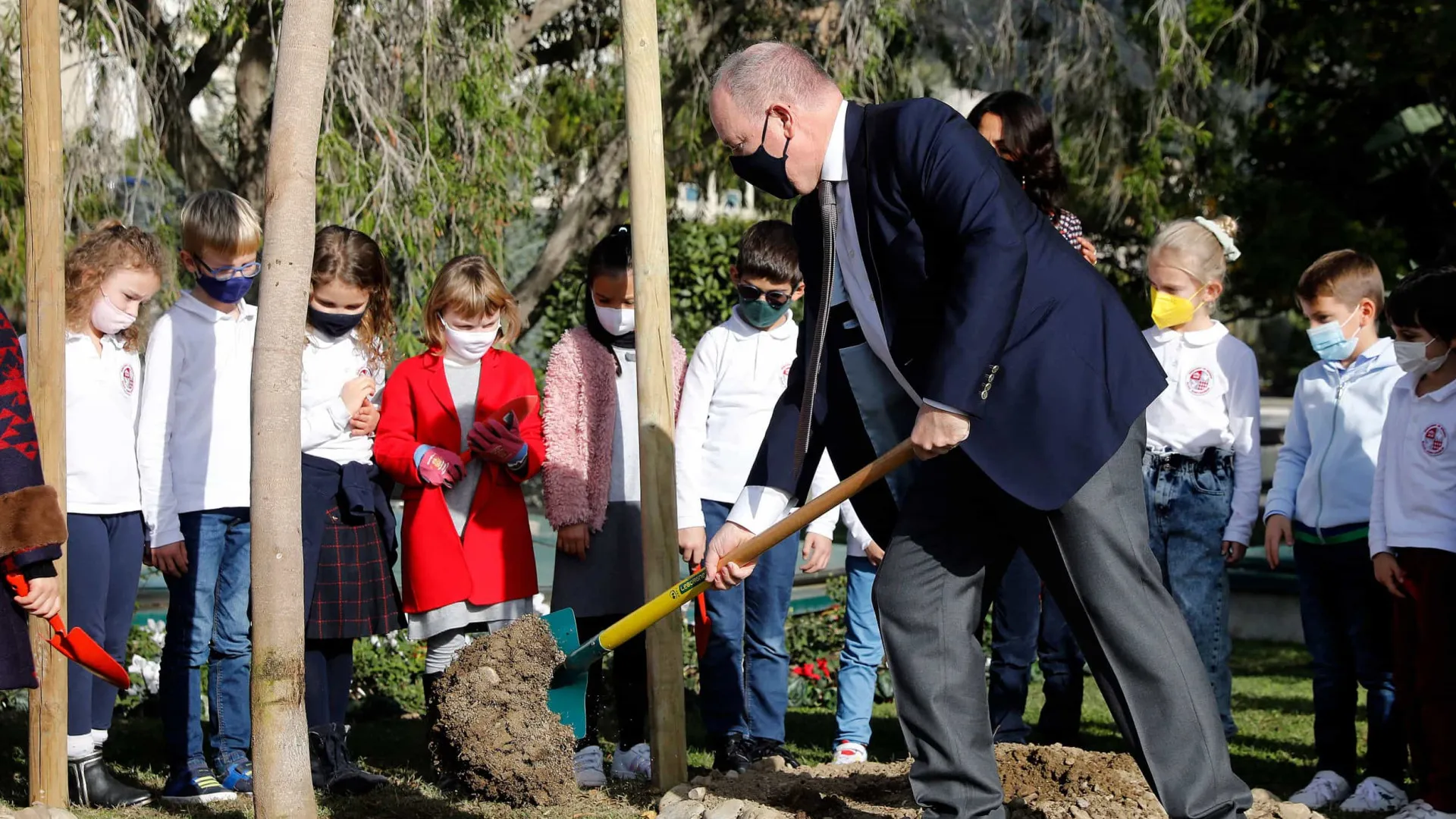 Príncipe Alberto reaparece ao lado dos filhos para plantar árvore