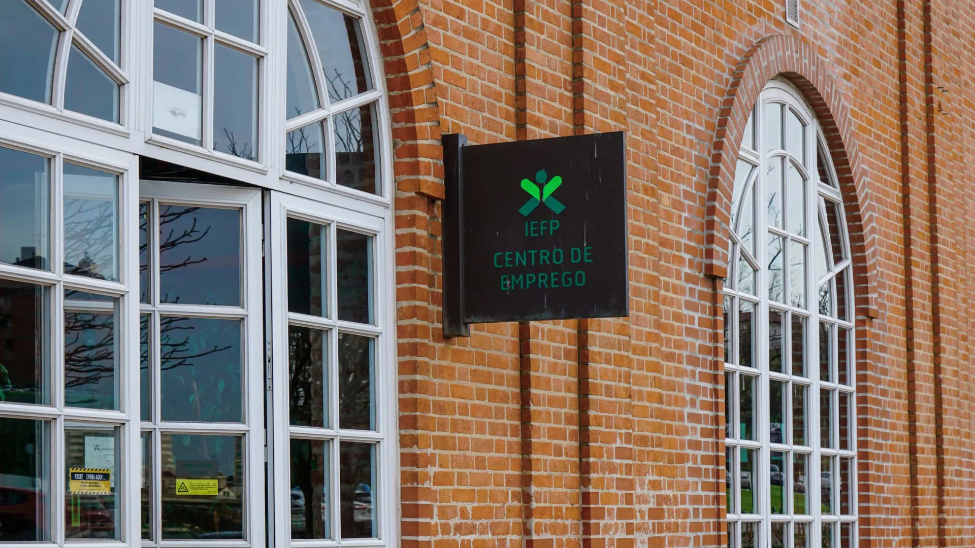 Número de casais no desemprego recua 7,0% em outubro