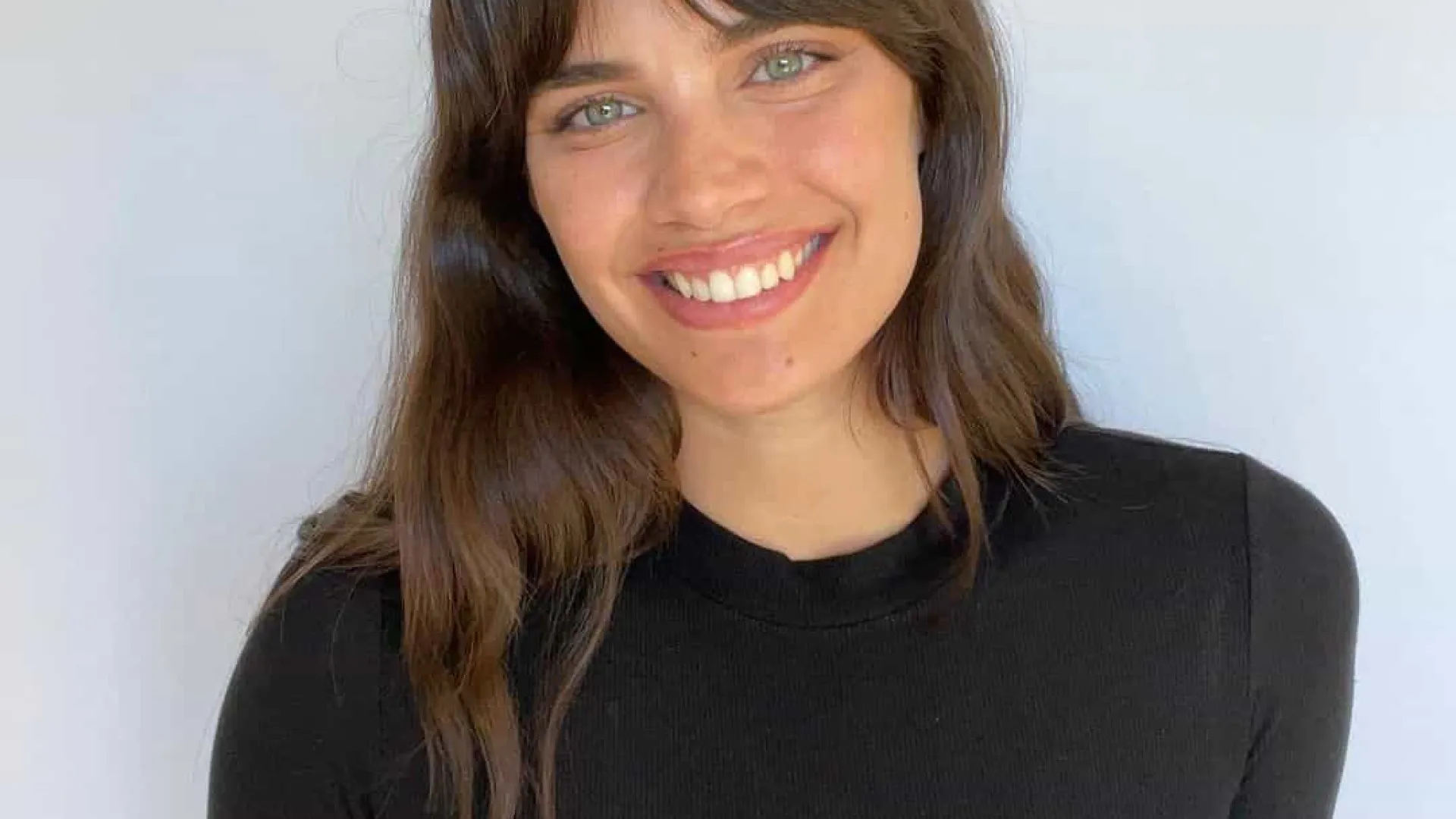 Sara Sampaio mostra novo look em fotos sem maquilhagem