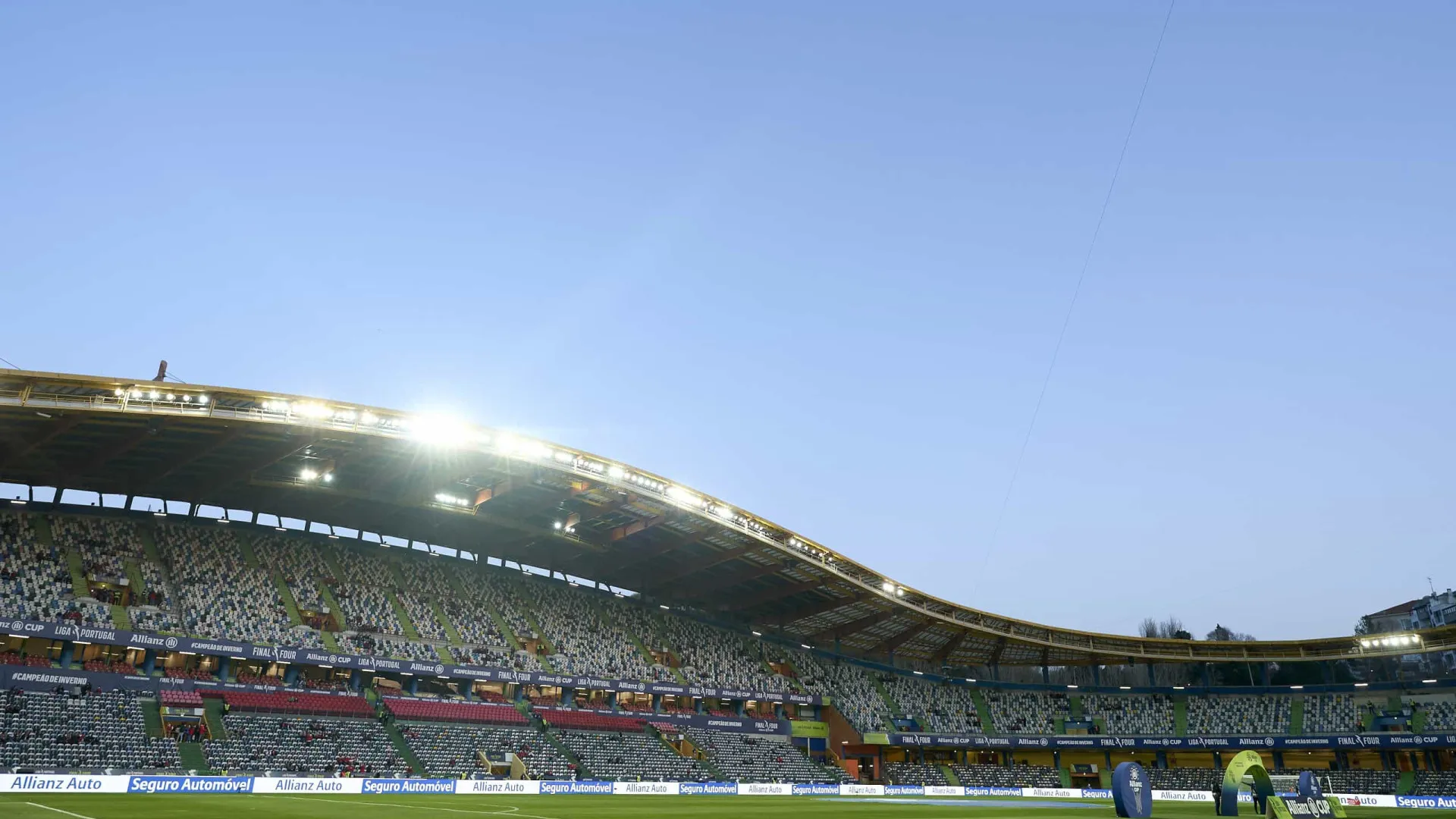 
                    Pai e filho menor tentam entrar no Sporting-Vitória SC com pirotecnia
                