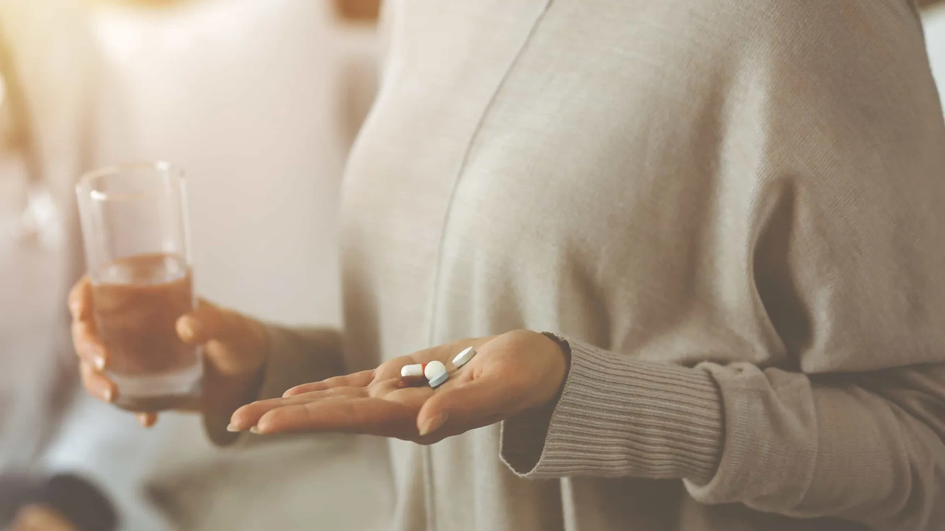 
                    Mais de metade das pessoas recorrem à automedicação e a maioria não diz ao médico
                