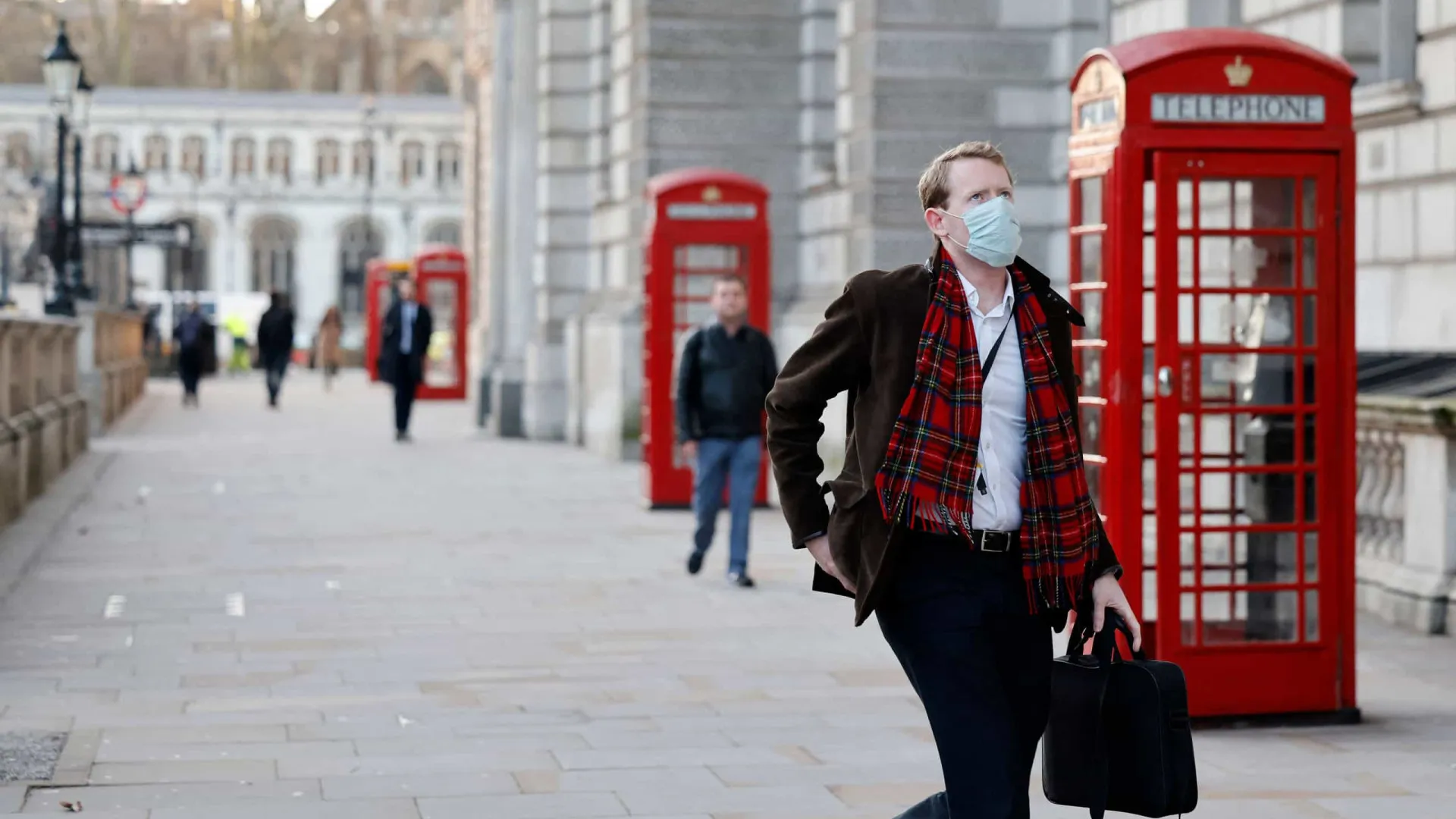 
                    Covid: Inquérito alega que confinamento mais cedo teria evitado 23 mil mortes
                