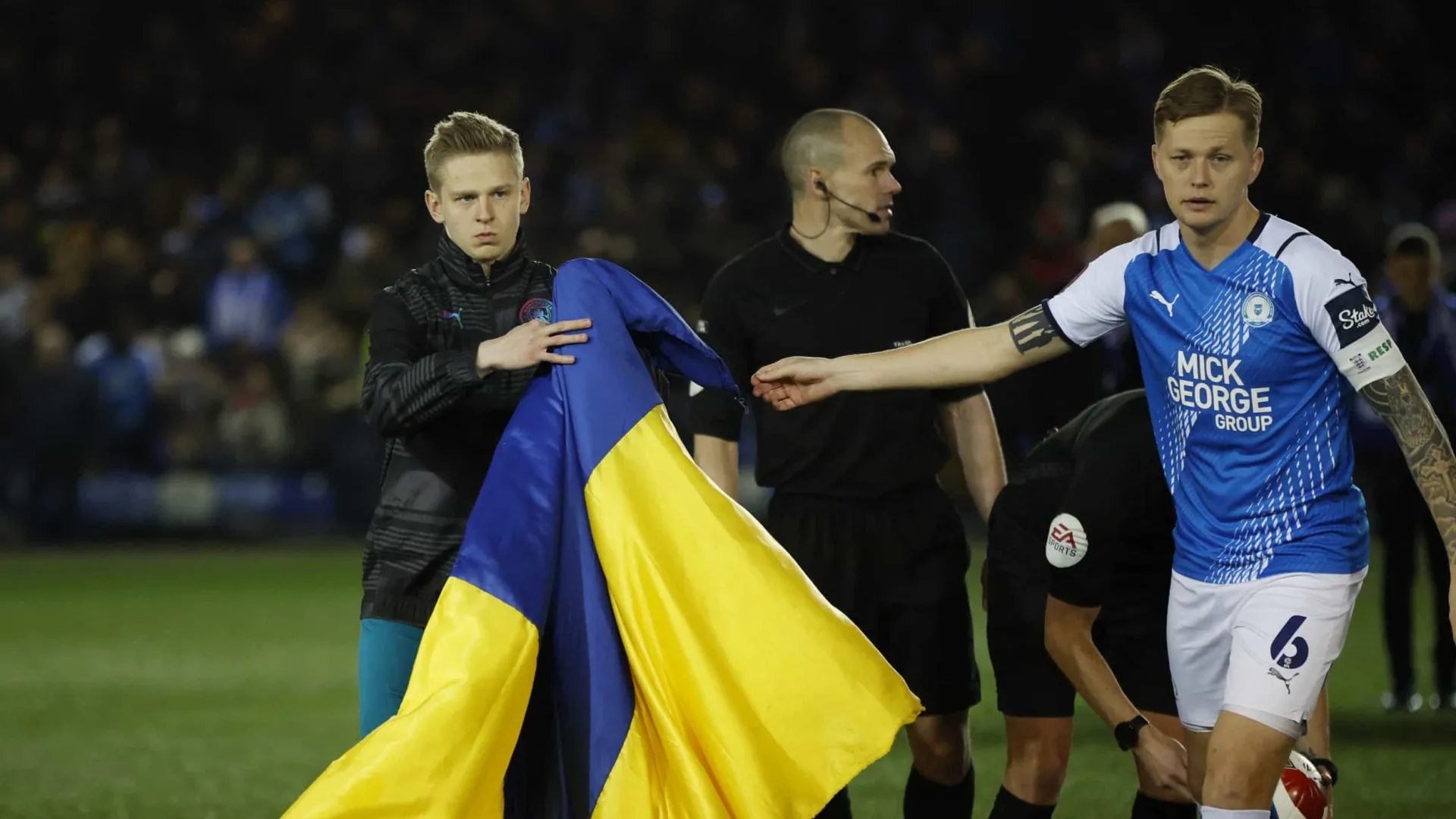 Fernandinho entregou braçadeira de capitão a Zinchenko na Taça