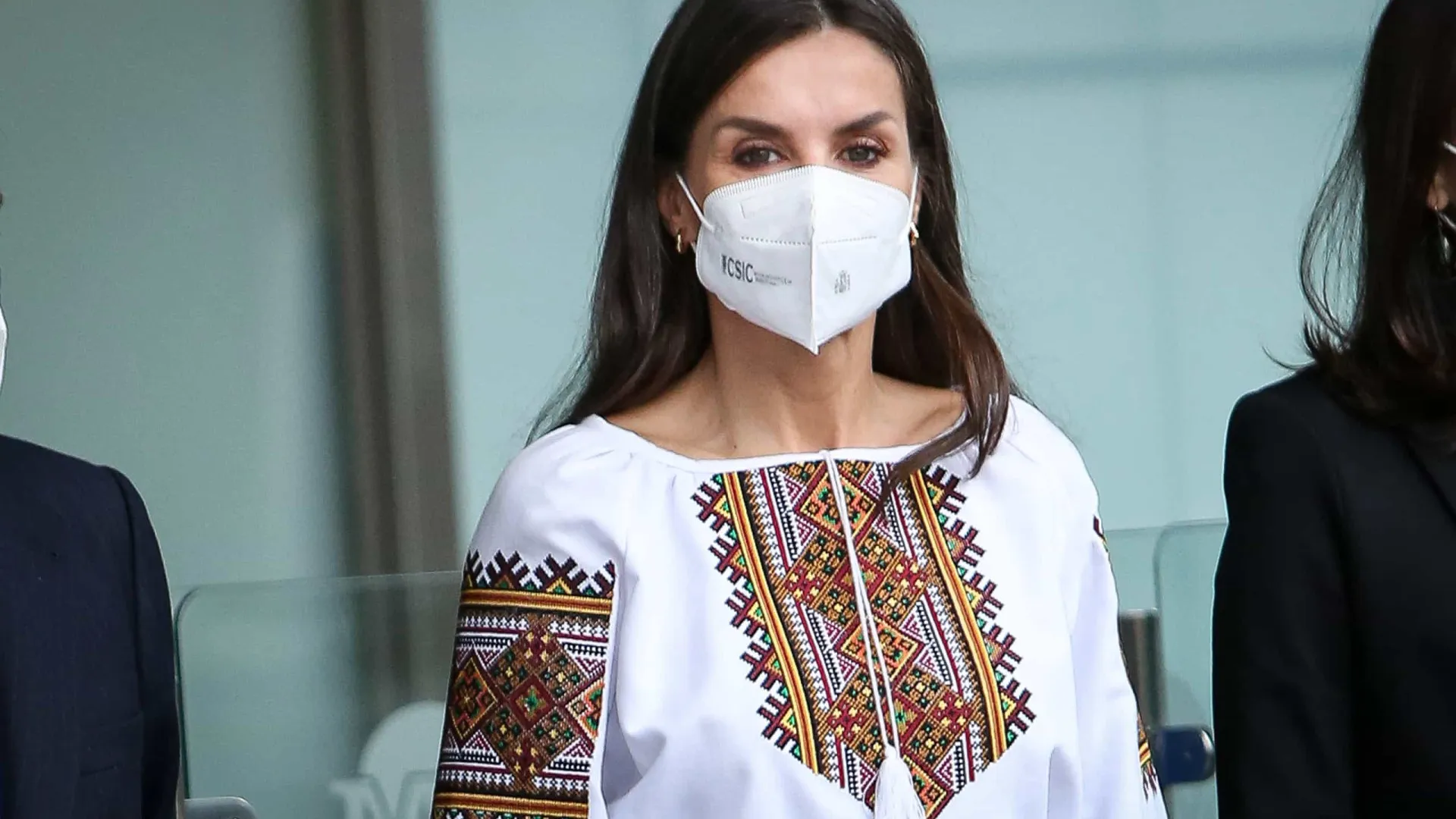 Rainha Letizia homenageia a Ucrânia com escolha de blusa