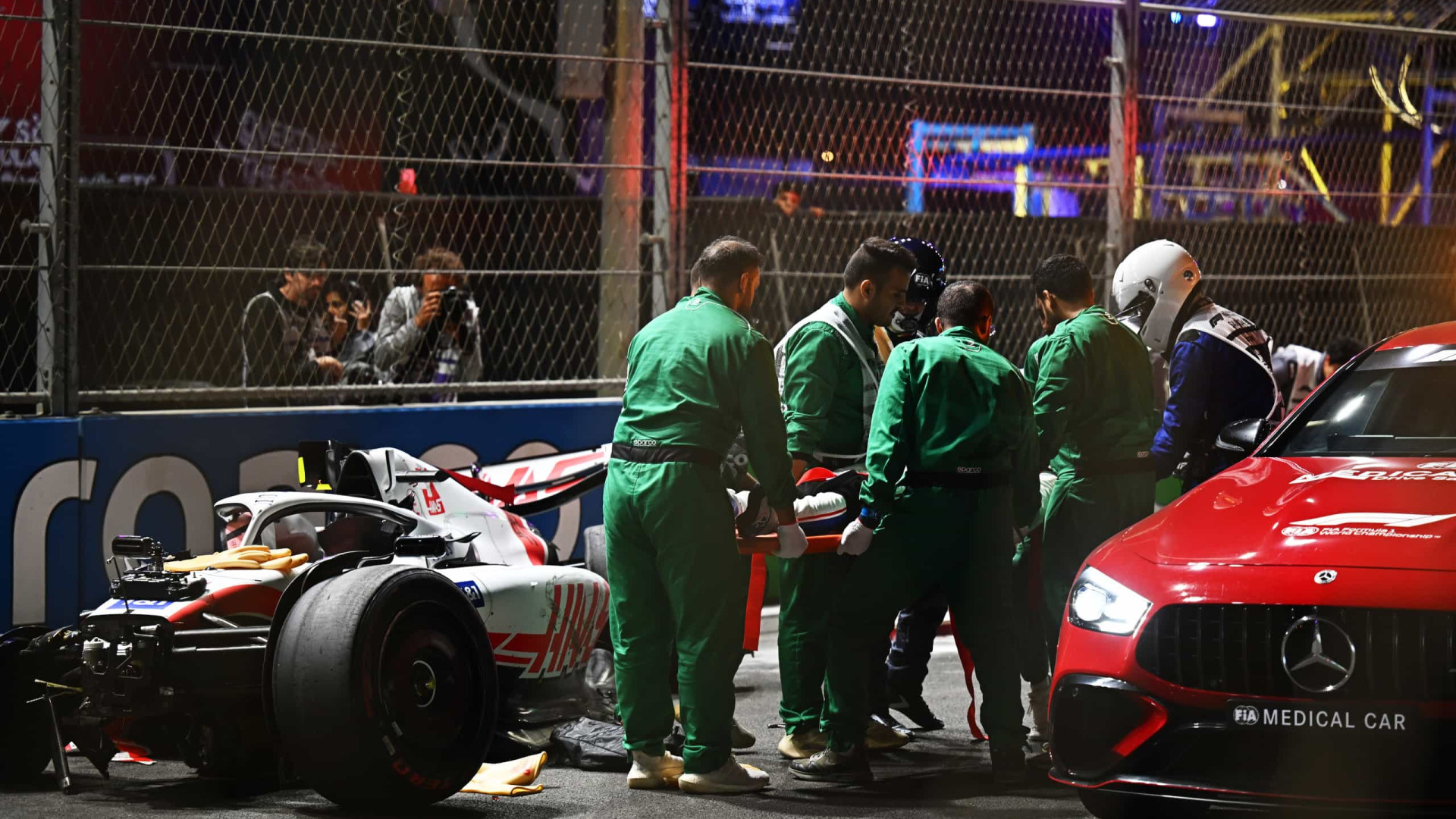 Mick Schumacher transportado de helicóptero para o hospital após acidente