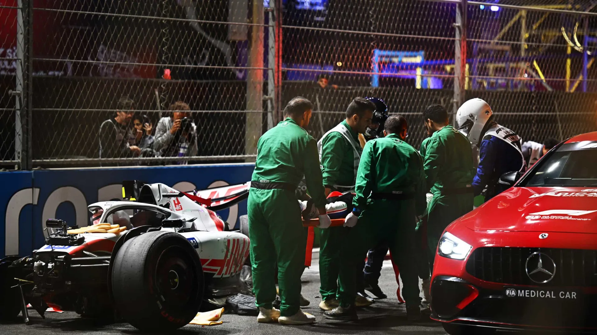 Mick Schumacher transportado de helicóptero para o hospital após acidente