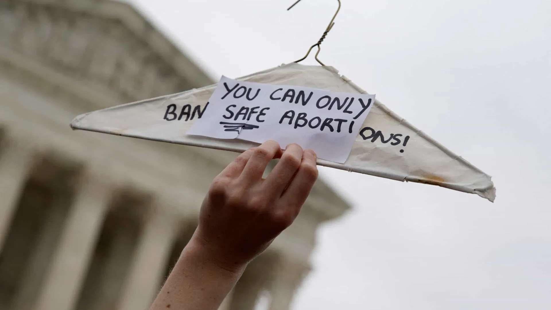 "Só se podem proibir abortos seguros". As imagens dos protestos nos EUA