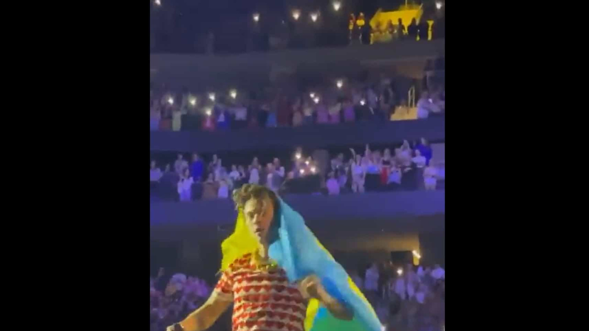 Harry Styles canta com bandeira da Ucrânia em concerto em Nova Iorque