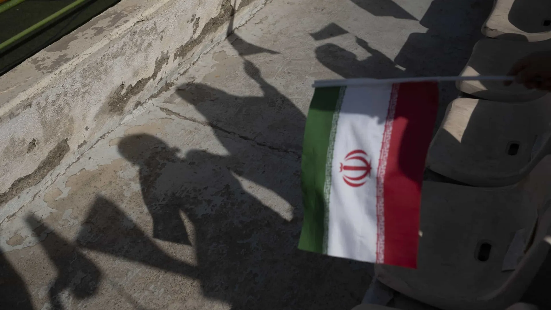 
                    Mulher de ex-líder supremo iraniano está viva, diz meio estatal do Irão
                