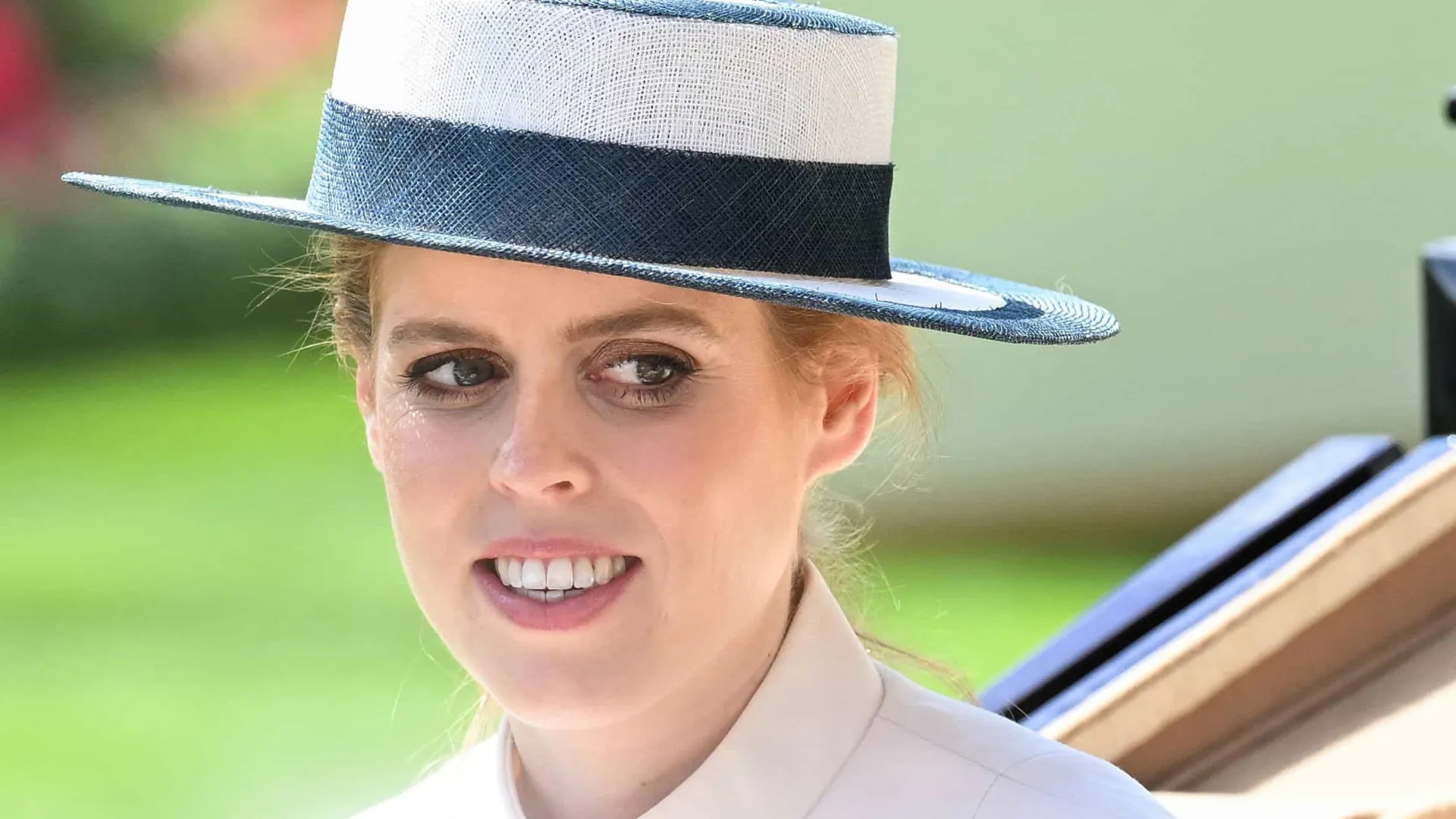 Vestido branco e chapéu: Princesa Beatrice deslumbra em Ascot