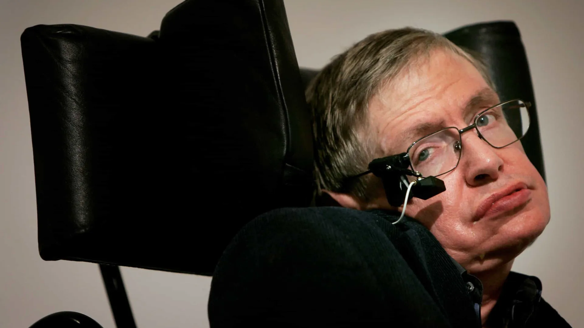 
                    Família de Stephen Hawking responde a polémica: 