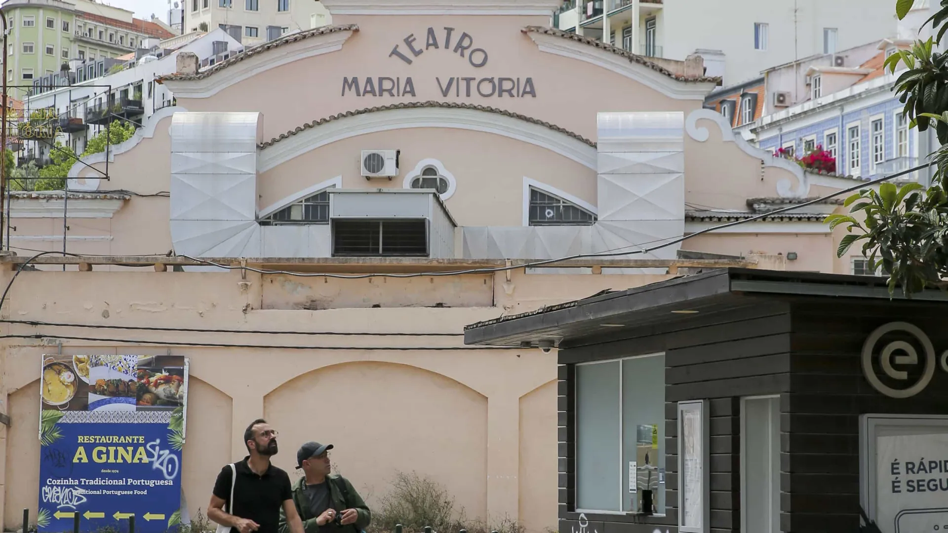
                    Teatro Maria Vitória com atividade suspensa após danos no edifício
                