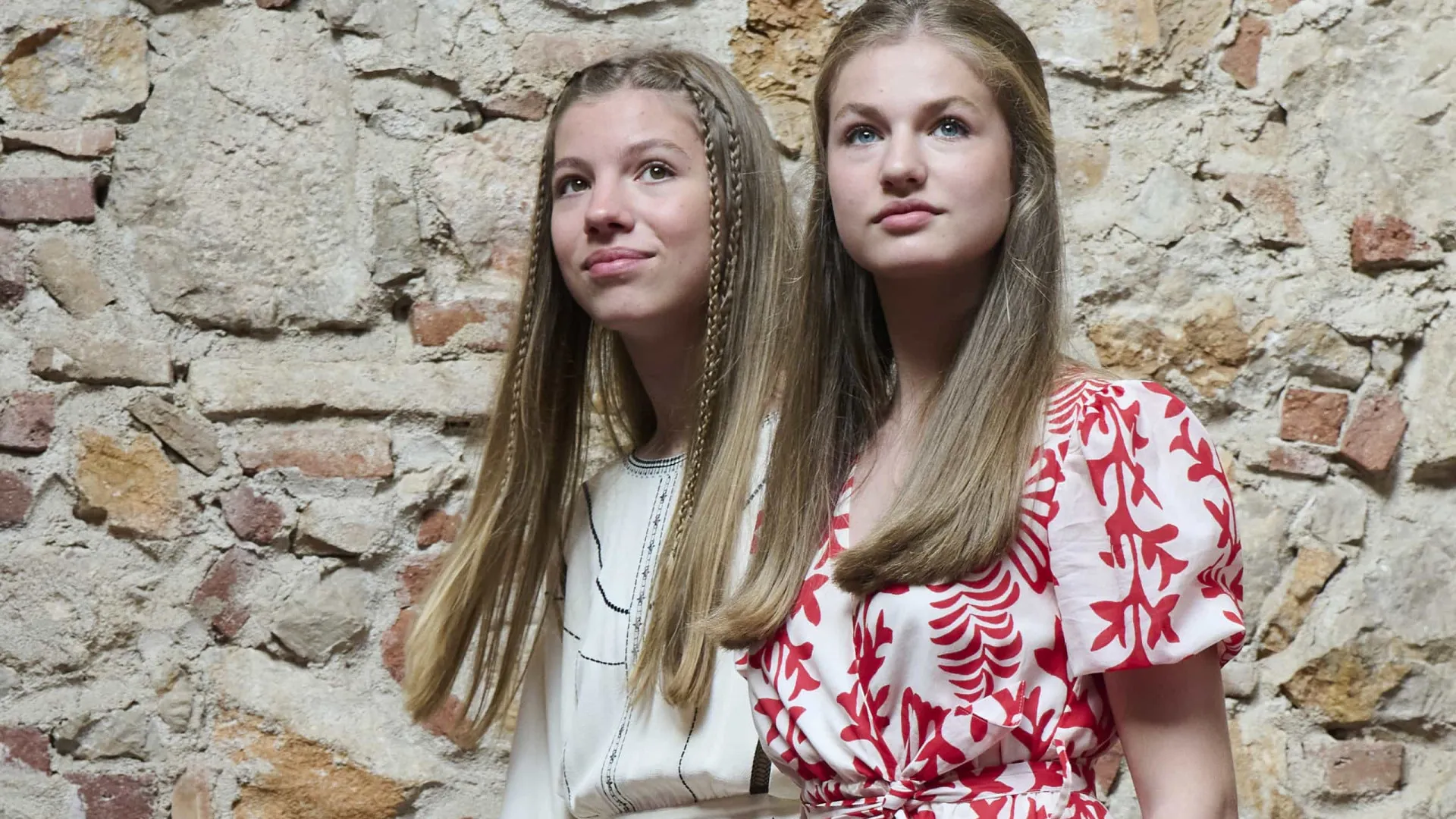 Filhas dos reis de Espanha encantam em compromisso a solo