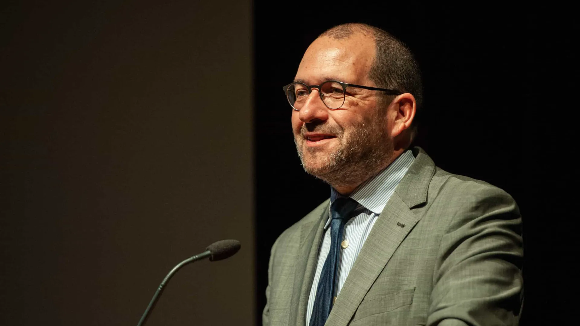 "Núncio afirma que se rege pelo cristianismo, mas transforma-o. É trans"