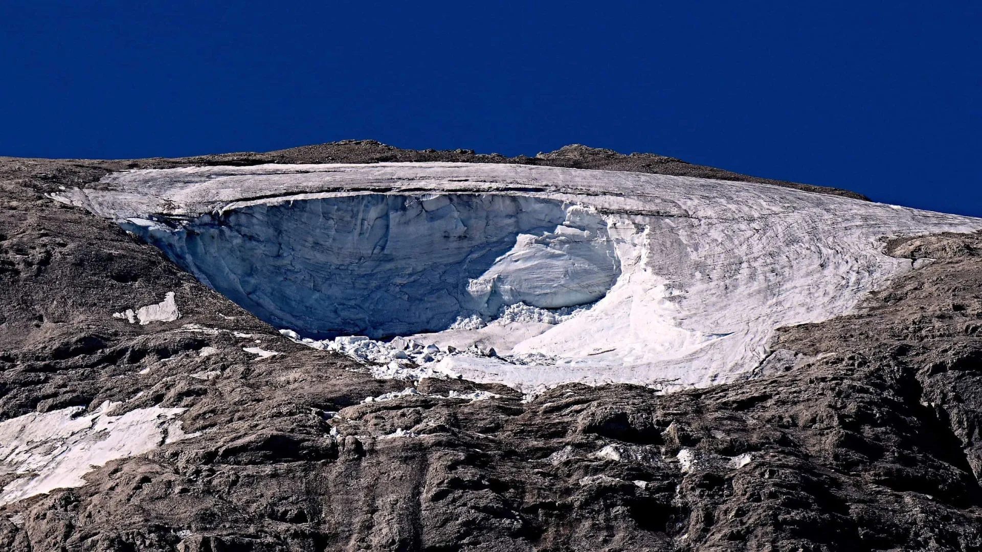 
                    Número de mortos em avalanches de neve em Itália sobe para três
                